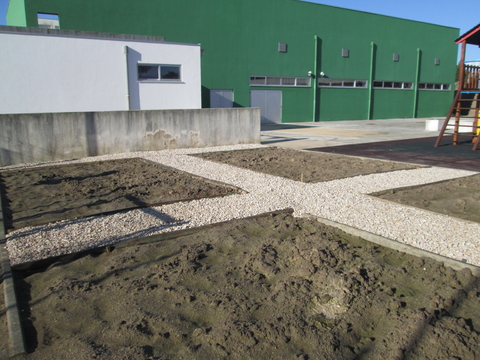 Com a ajuda da Câmara Municipal de Mafra, foi feito um caminho com pedrinhas, para podermos ter espaços definidos.