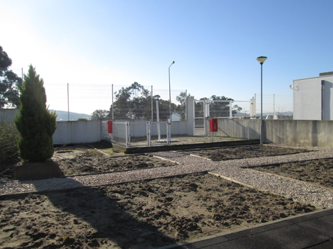 Colocámos terra fértil para dar início à nossa horta na escola.