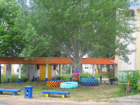 Com a ajuda da Coordenadora do Eco Escolas, fizemos tranças com lãs e decoramos a nossa árvore que se encontra no centro da Horta Florida.