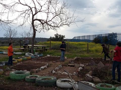 Primeiros passos: na construção deste espaço participam os alunos do Clube Eco-Escolas e os alunos do 1º Ciclo (AEC`s).