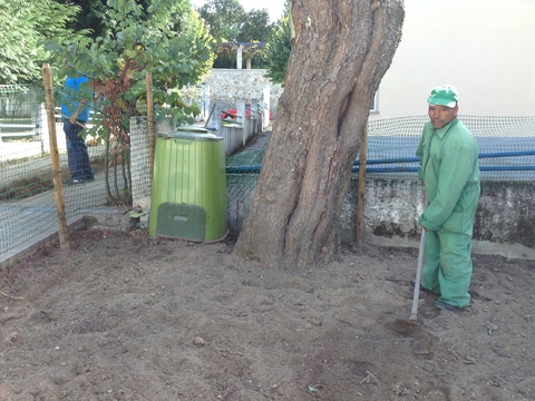 O ajudante do jardineiro da nossa instituição, fez o favor de nos cavar a terra e prepará-la, com o composto. removendo restos de antigas culturas.