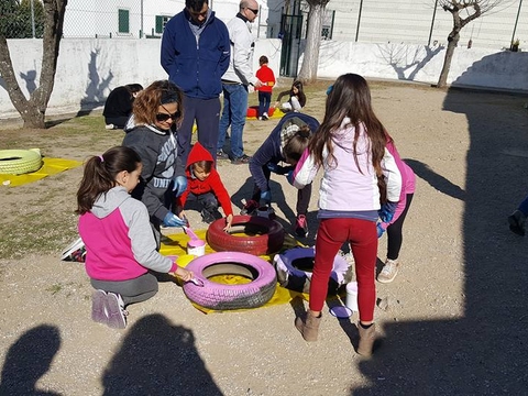 Pintura de pneus, estufa, banheira e floreiras com a colaboração de alunos, auxiliares, professores, pais e avós.