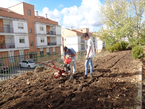 Lavragem do terreno , por um professor externo à escola e um aluno do CEF