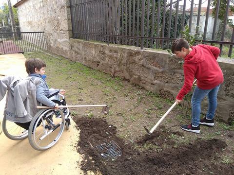 Preparação de terra para espaço de horta, com intervenção dos alunos.