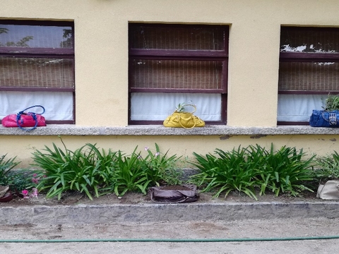 Uso de malas em fim de vida como canteiros para flores