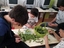 Alunos do curso PIEF a descascar as favas apanhadas na bio-horta da escola.