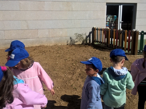 Explicação de como semear:

Os meninos assitiram e ouviram como se deve proceder para semear e plantar algumas sementes
