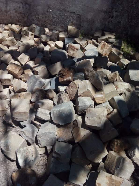 Pedra - calcário e algum basalto