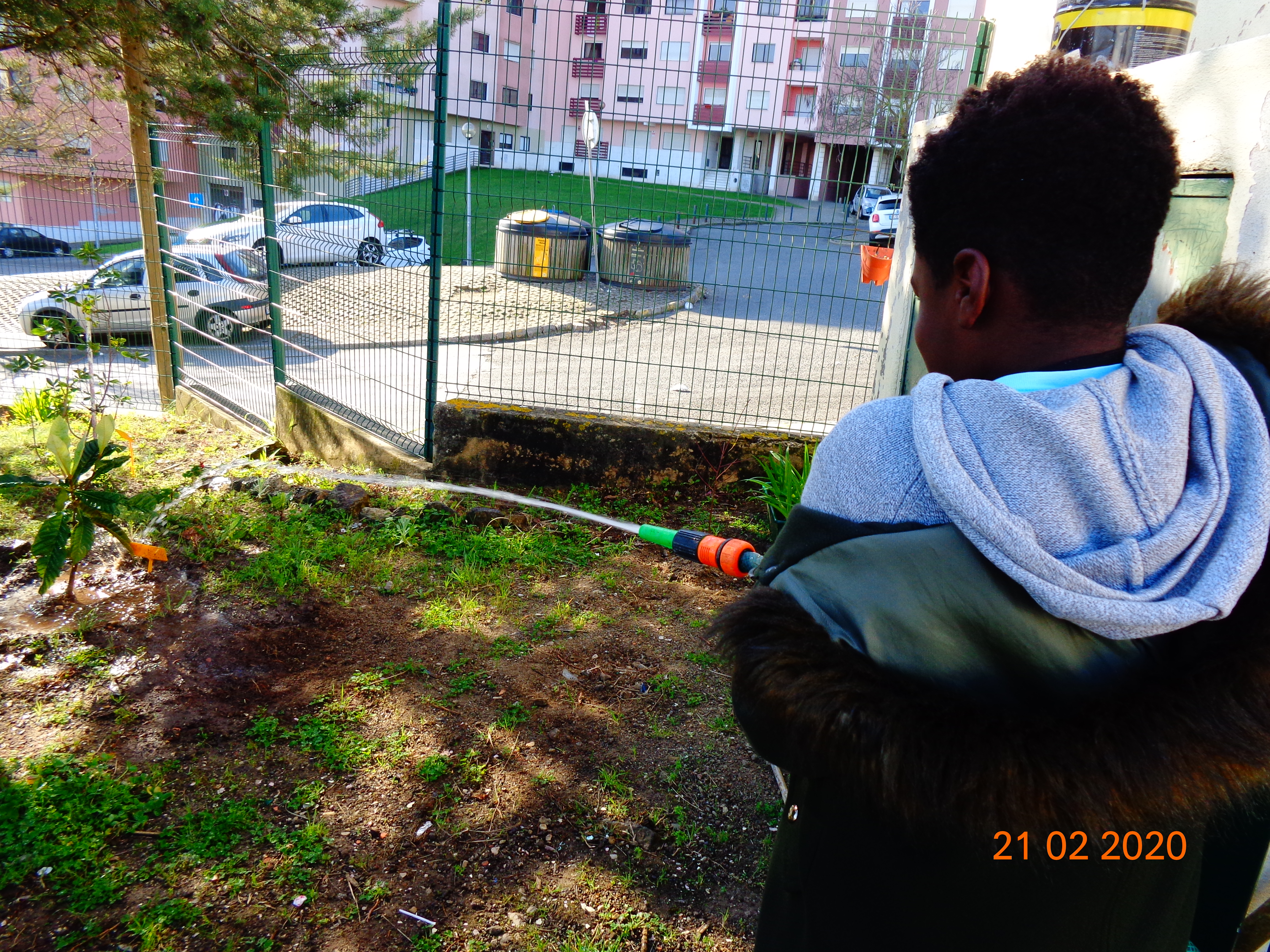 Um aluno do 5° ano experimentando pela 1ª vez uma mangueira de rega controlada ( bico de aspersão) para regar a ¨horta bio¨ e jardim da nossa escola. Dia 21 de fevereiro de 2020.