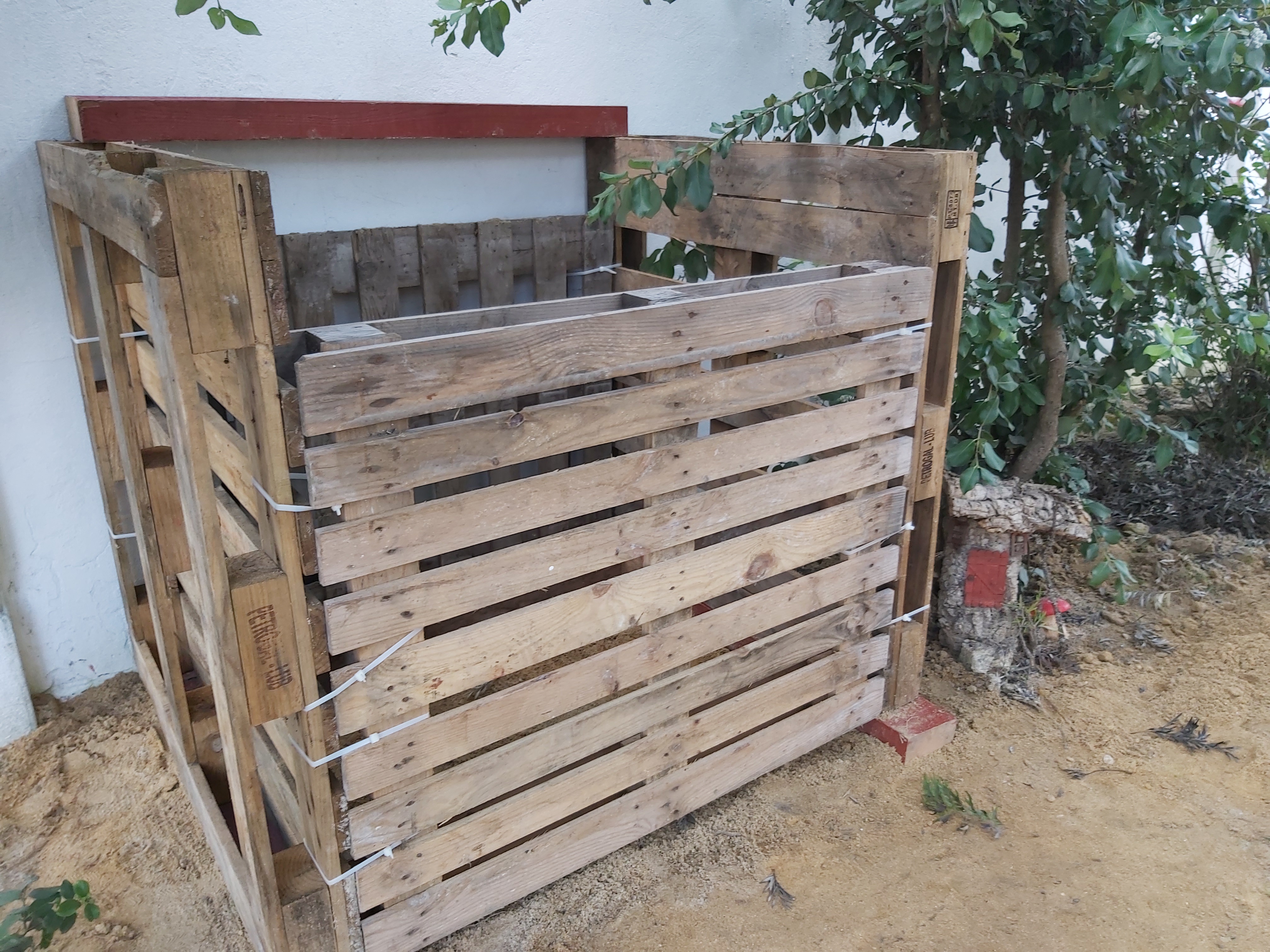 O compostor da horta ficou pronto.