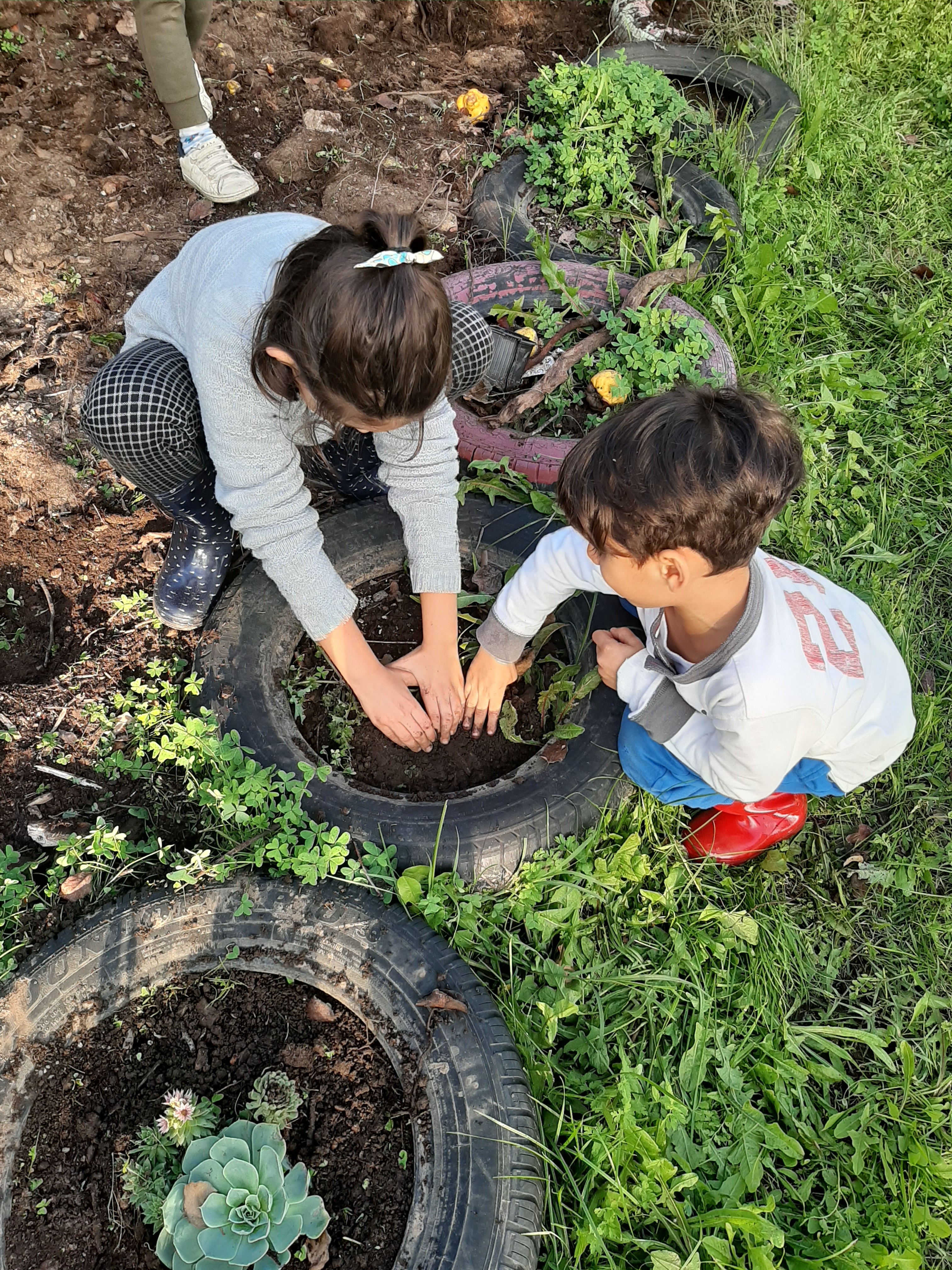 Um momento de prazer e exploração no contacto direto com a terra.