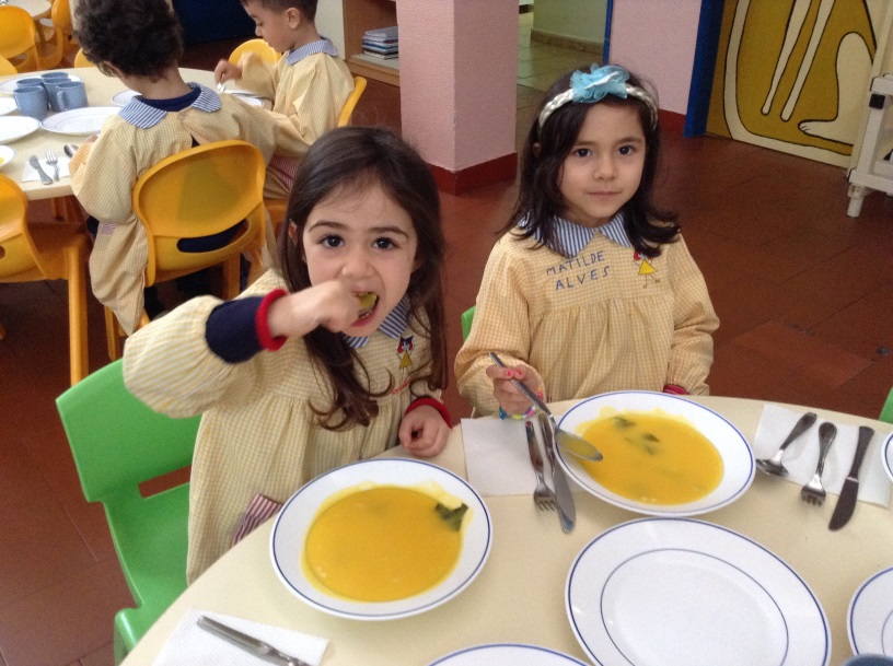 Confeção de sopa com couves biológicas da nossa horta.
