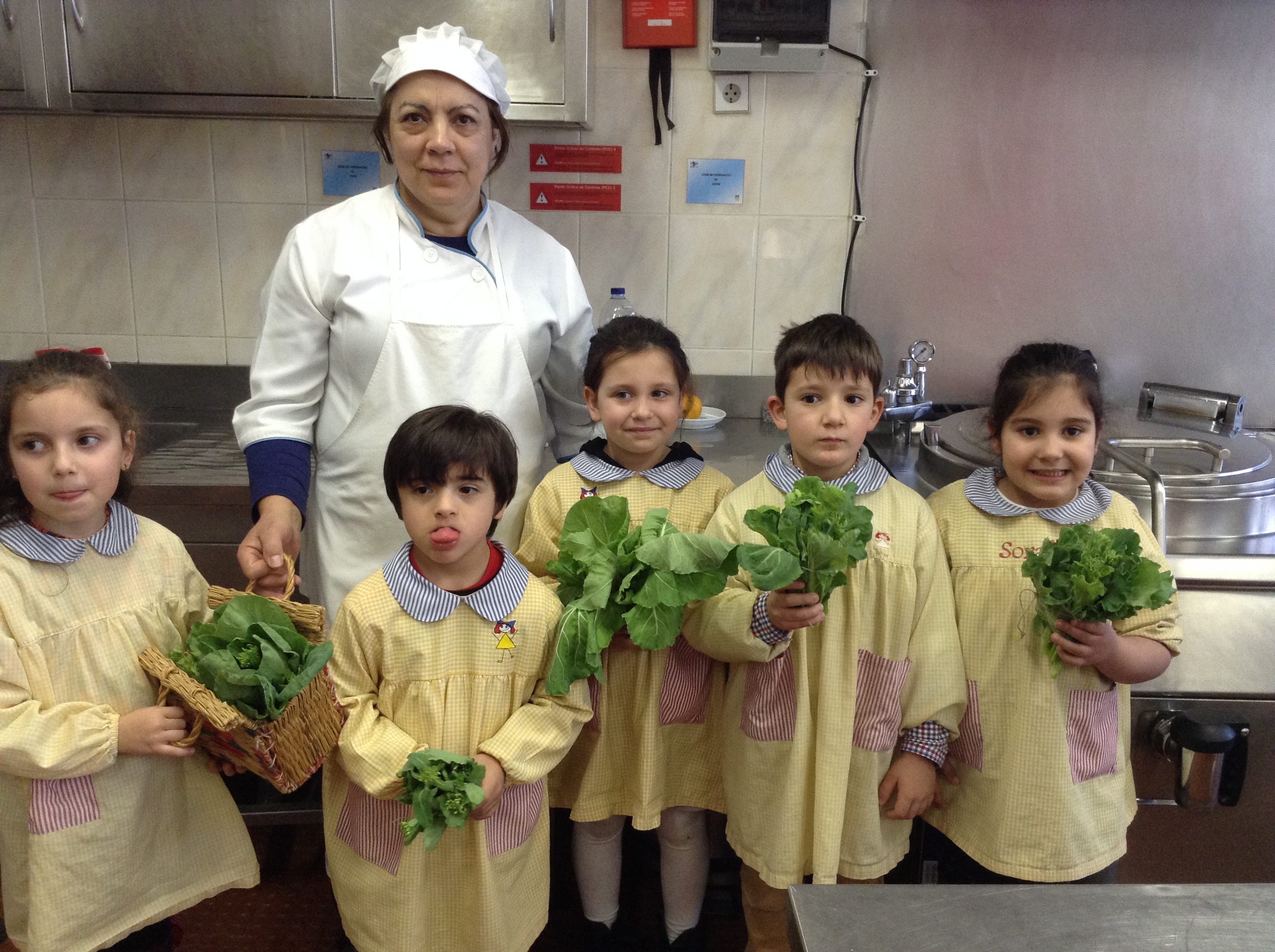 Após a colheita as crianças levaram os grelos à nossa cozinheira.