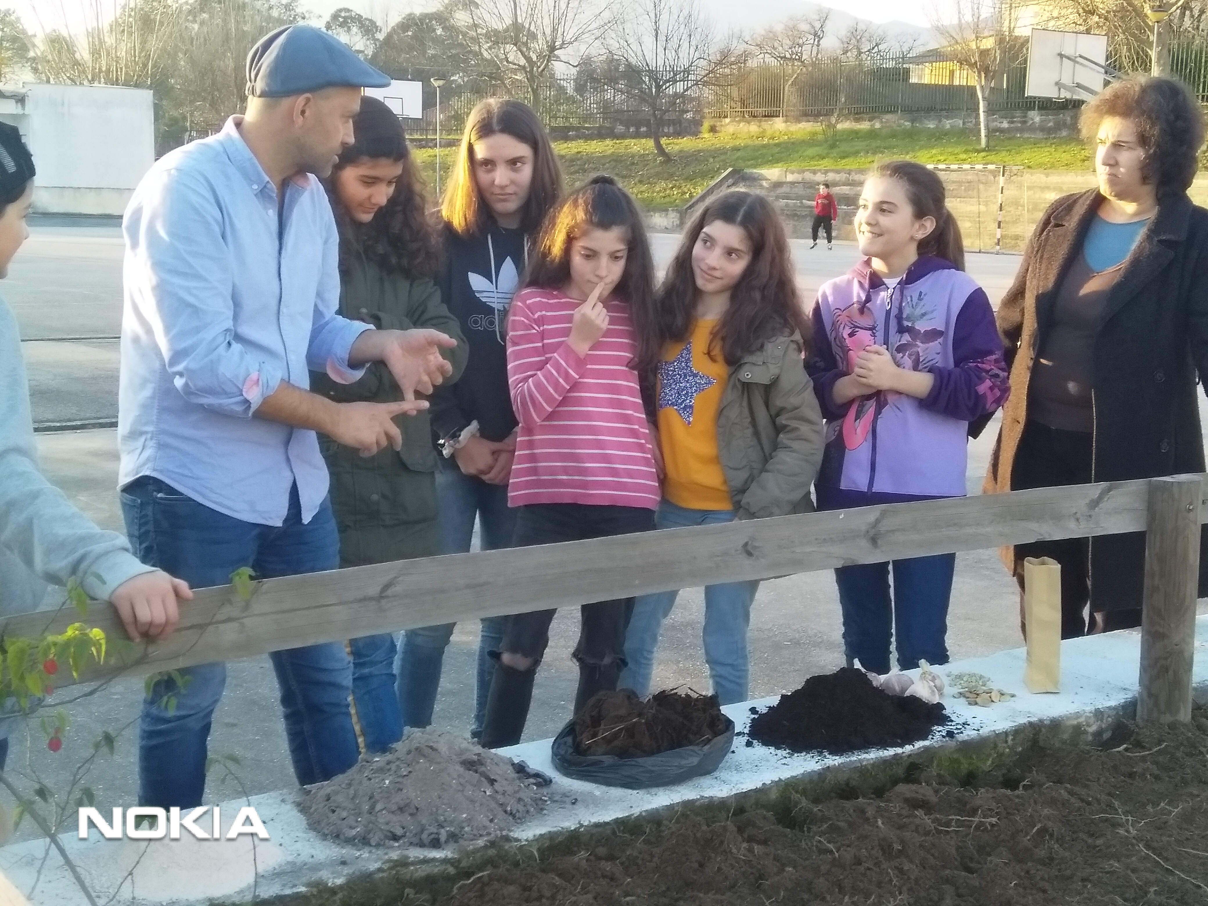 Fertilização da terra

O engenheiro agrónomo Luís explicou como a terra deveria ser fertilizada e porquê. Cada montinho na pedra correspondia às substâncias a colocar na terra.