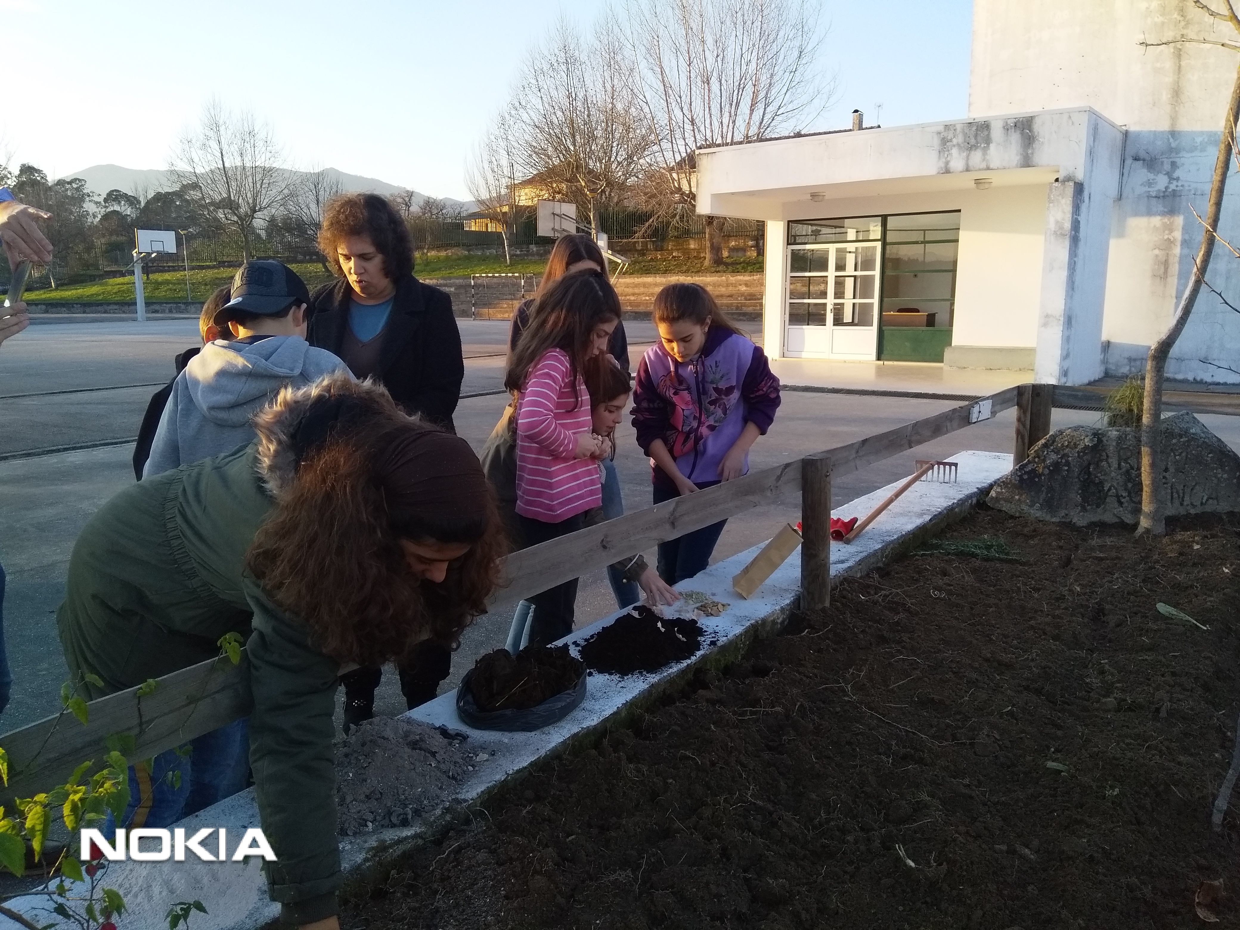 Alunos a fertilizar a terra

Após explicação, os alunos preparam-se para fertilizar e enriquecer a terra com as várias substâncias sugeridas.