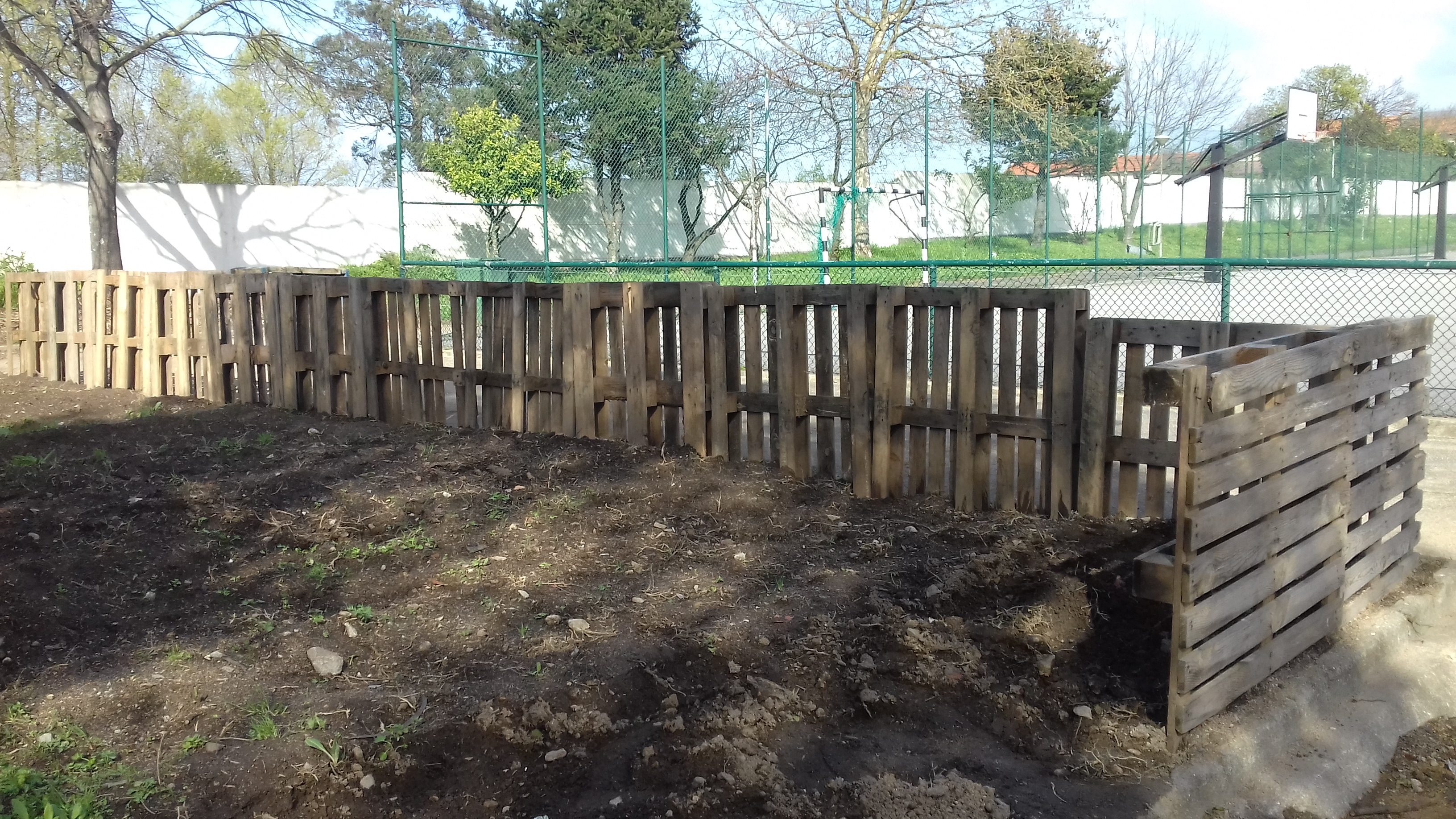 Instalação da vedação para evitar a danificação da horta. A vedação é feita com paletes usadas. Inicio da preparação do solo.