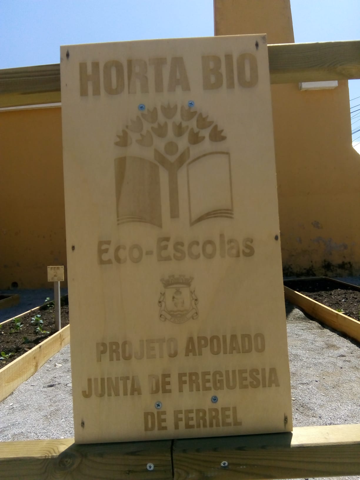 Com o apoio da Junta de Freguesia de Ferrel conseguimos iniciar o projeto da nossa Horta Bio.