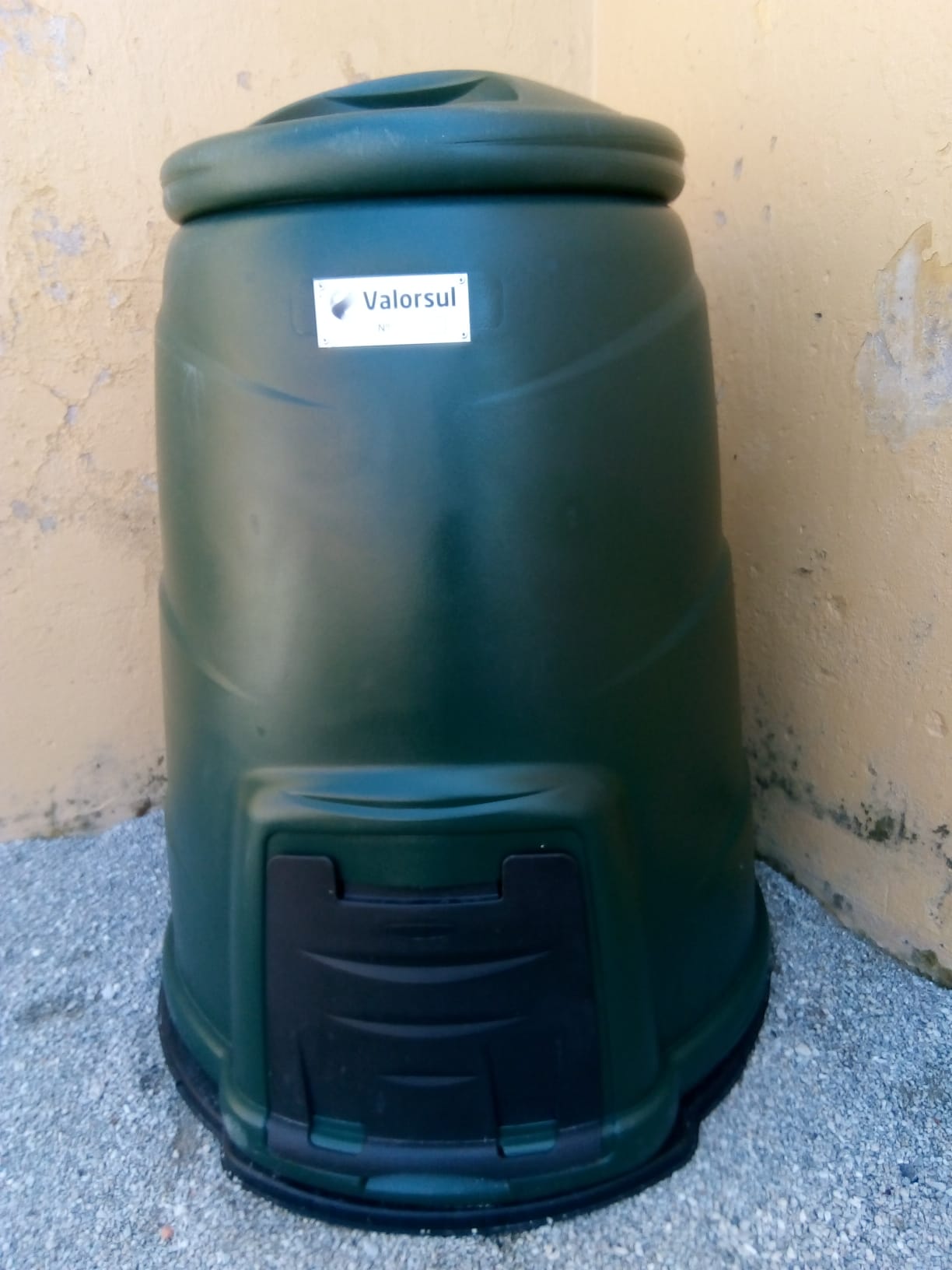 Iniciámos também o processo da compostagem, colocámos um balde em cada sala para recolha de resíduos orgânicos, assim como no refeitório.