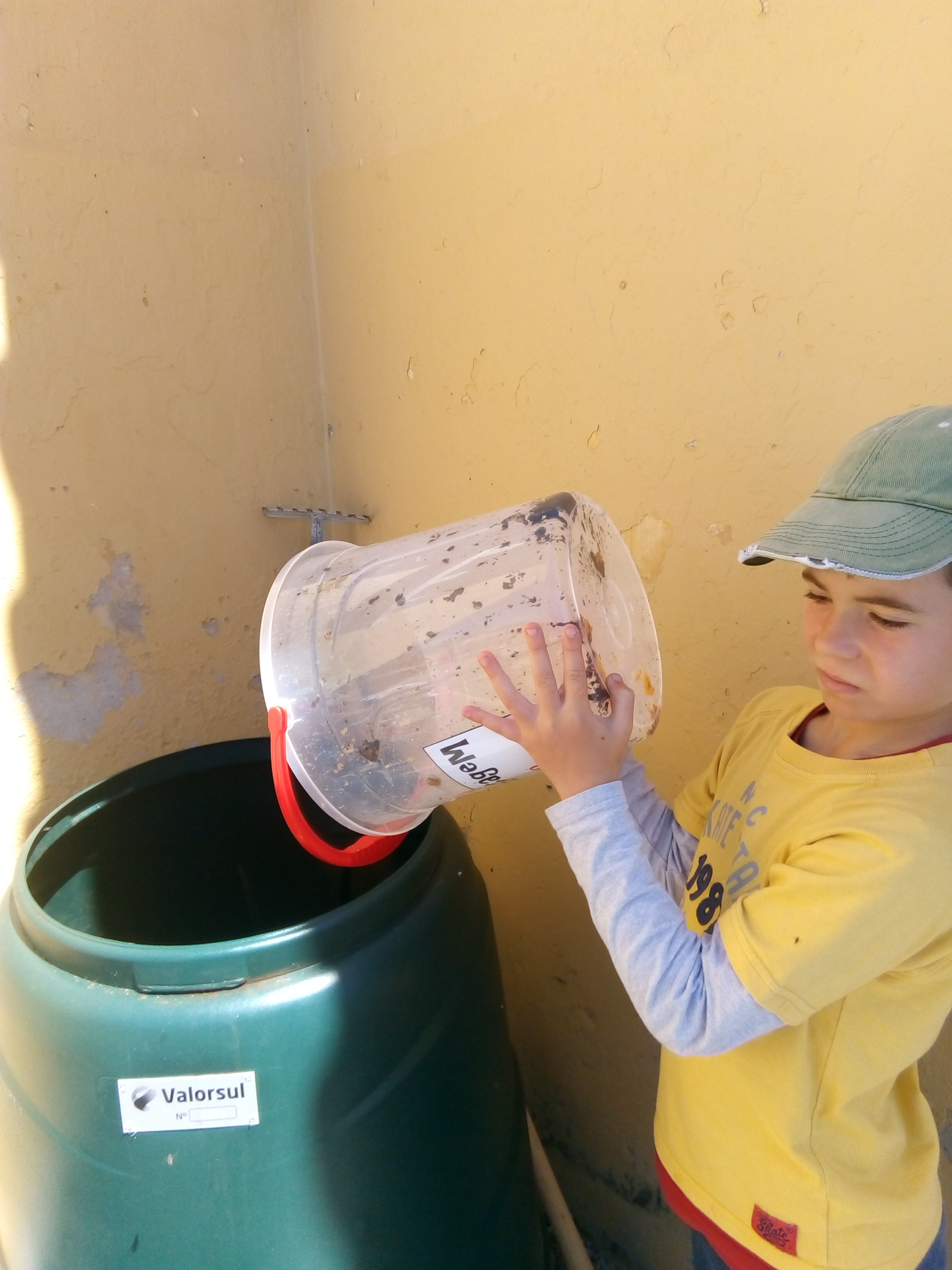 O compostor  está quase cheio! Cada vez há mais alunos a trazerem de casa resíduos alimentares ou do jardim.
