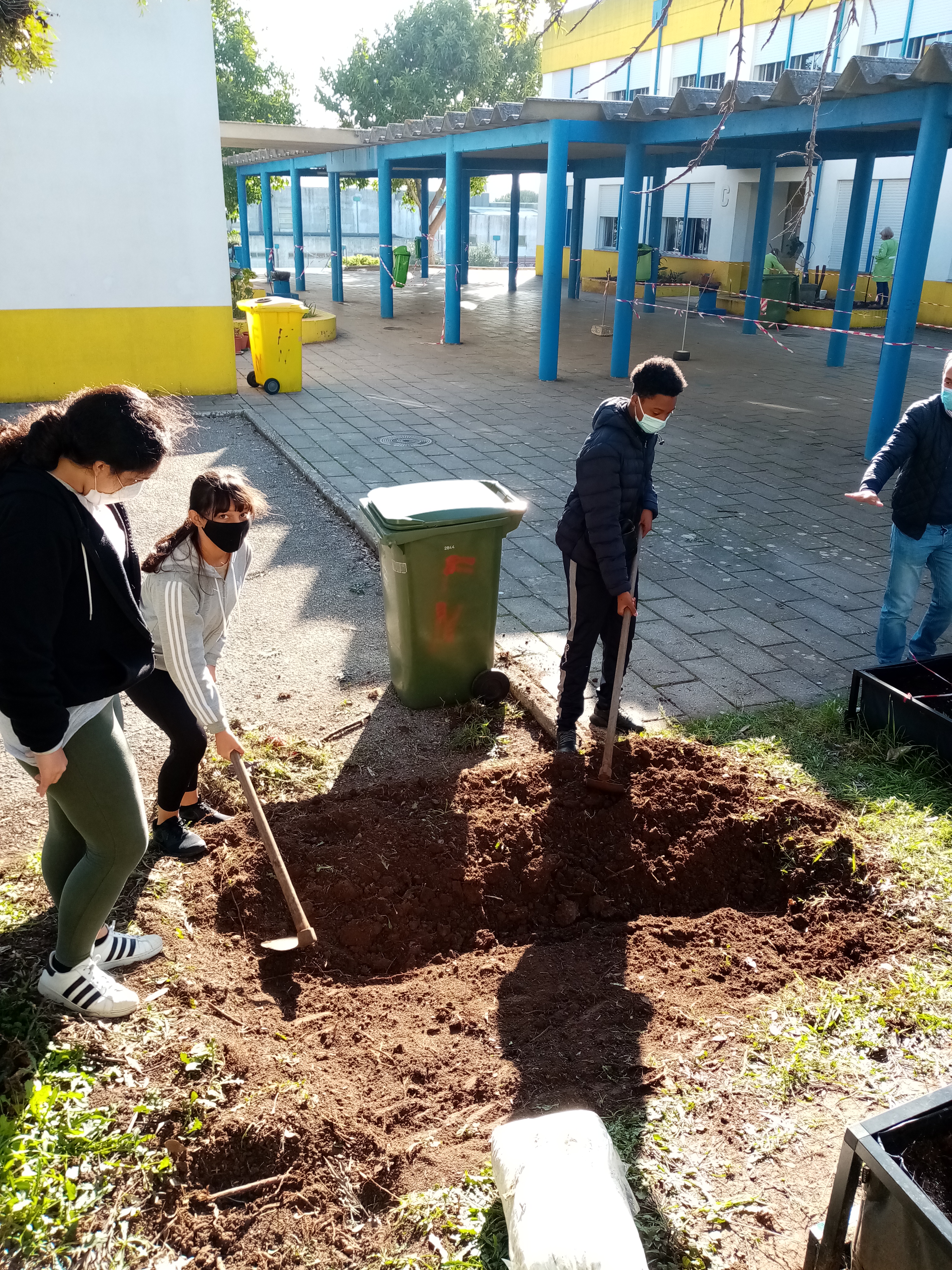 Horta pedagógica_Preparação para a sementeira.