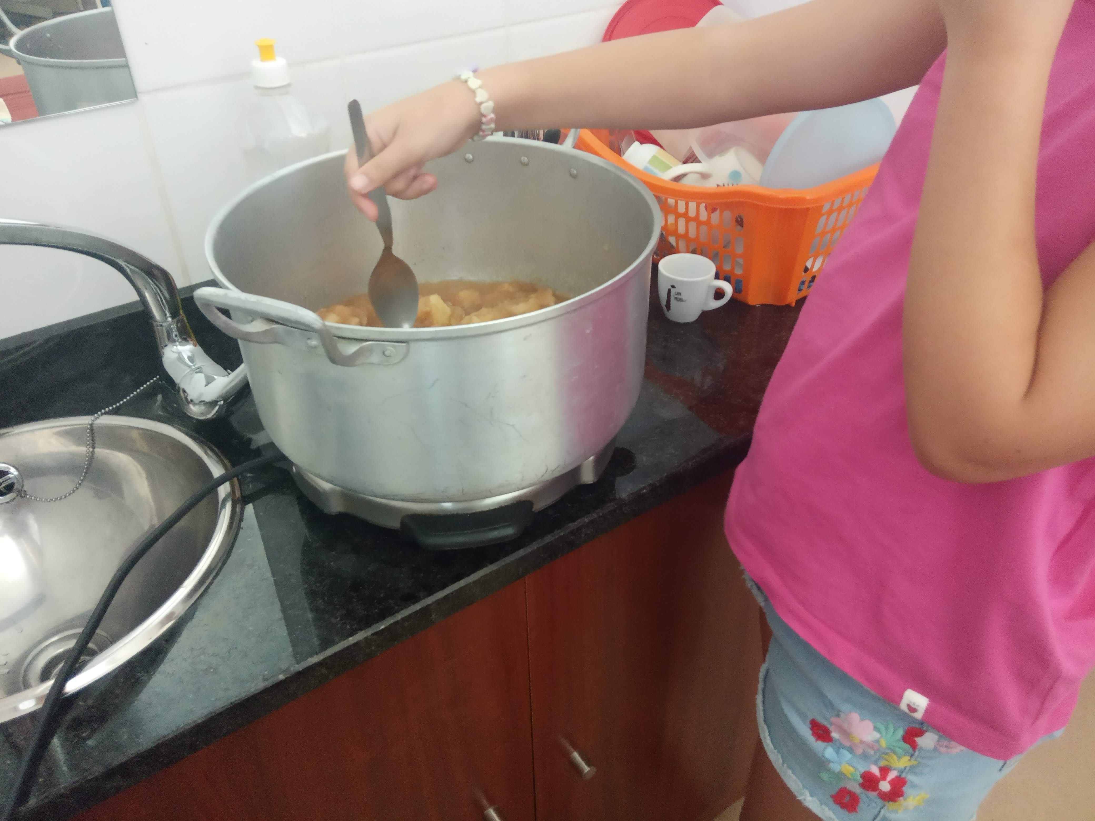 Compota de maçãs - Alunos do 4.º ano a fazer compota de maças do canteiro da escola.