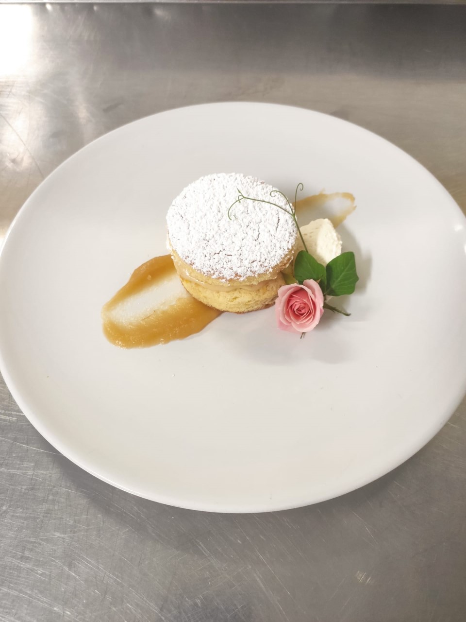 Utilização das folhas na decoração de sobremesas pelos nossos alunos de pastelaria.
