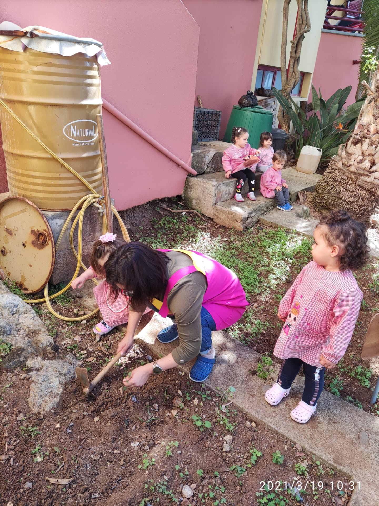 Cavar e adubar a terra preparando-a para as plantações.