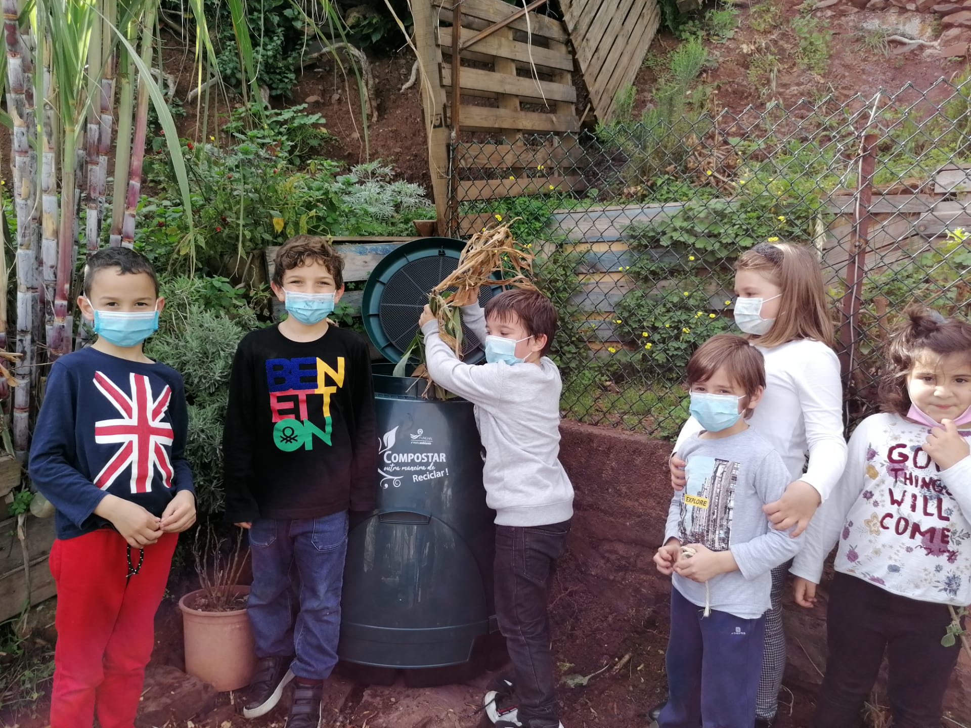 Montagem de um novo compostor para a Horta bio