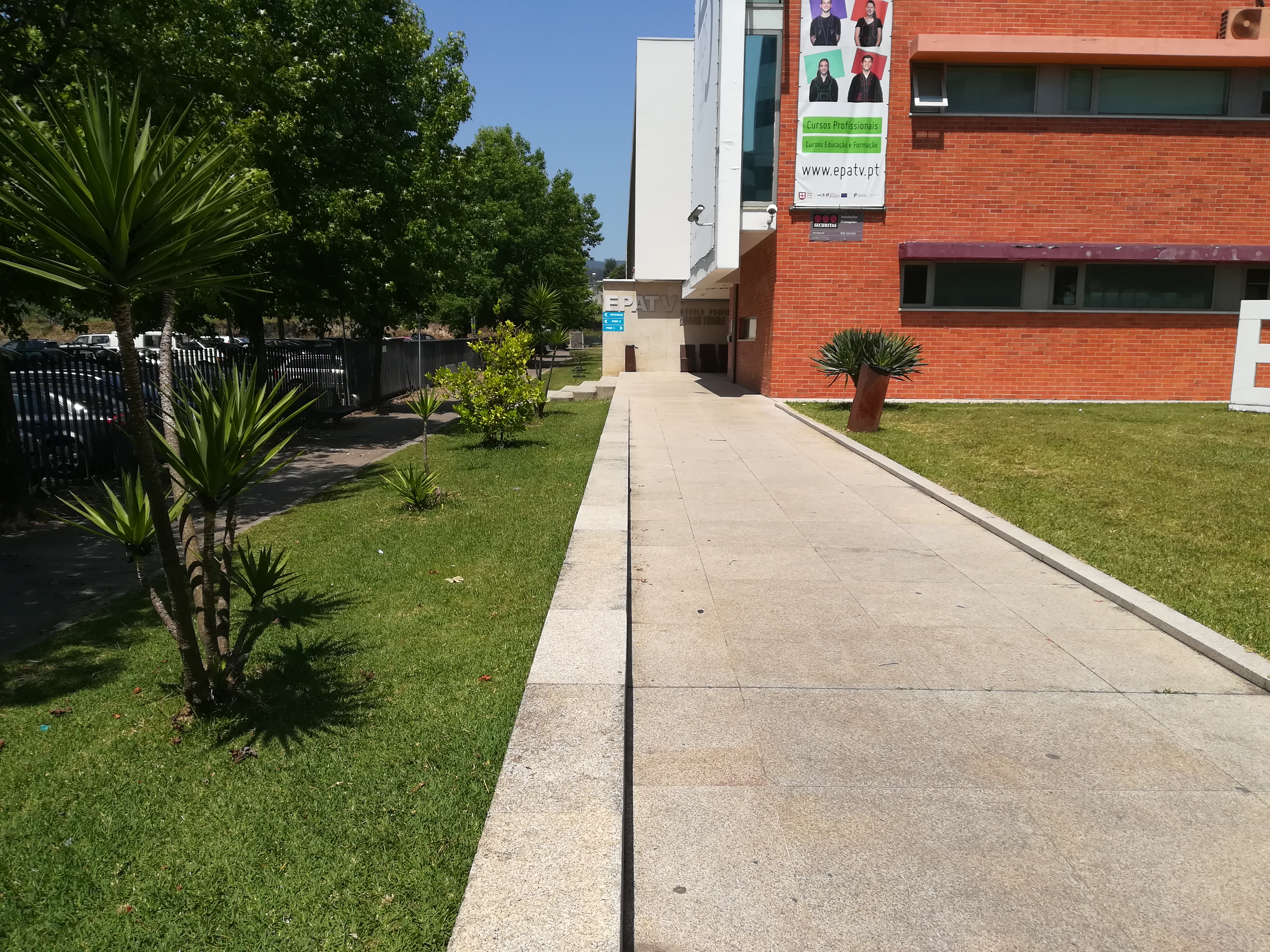 Vista da entrada da escola