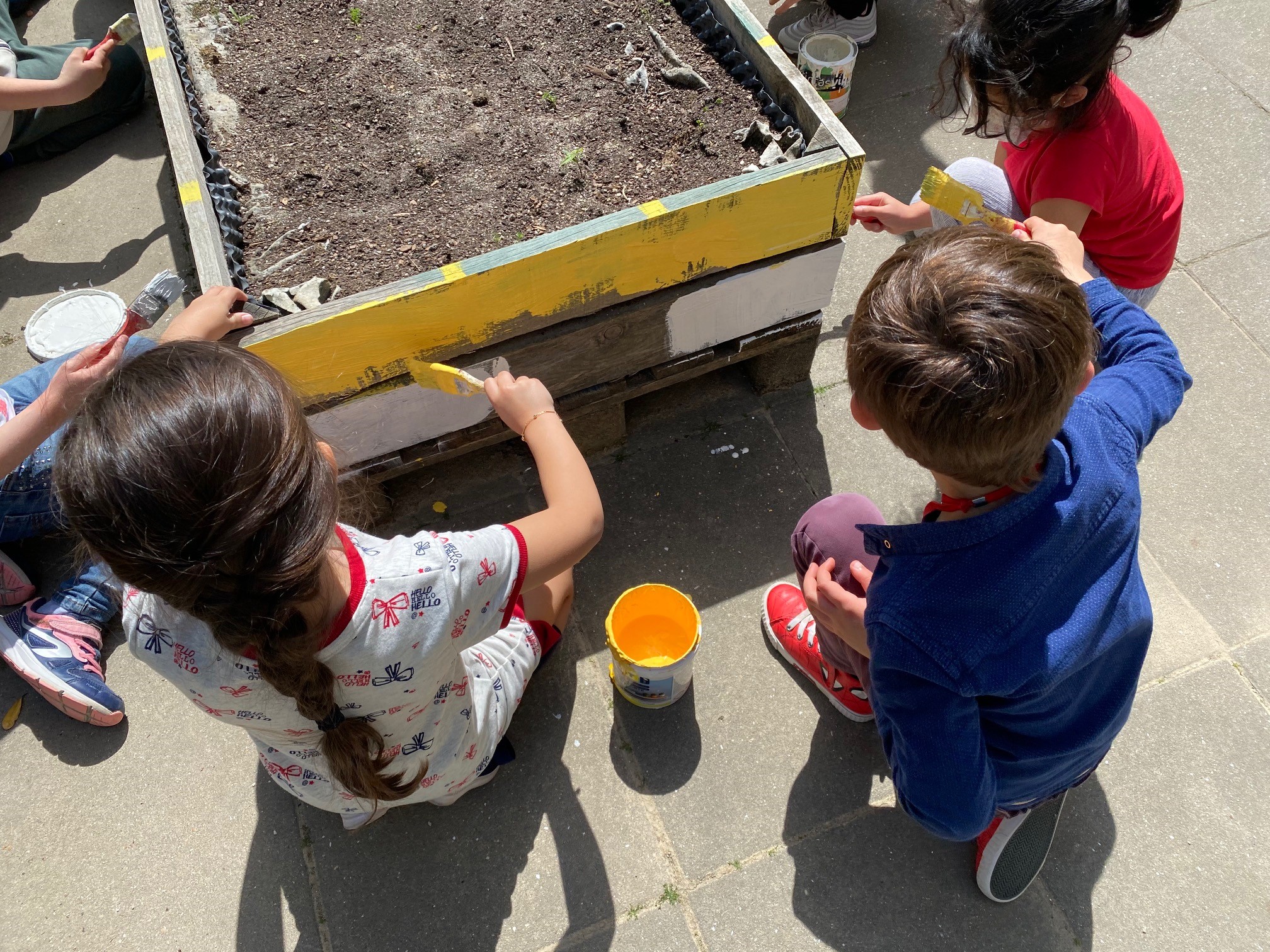 Iniciamos as pinturas das hortas com os alunos do 1º ciclo, onde os professores também colaboraram.
A escola tem 8 hortas, 1 para cada turma do 1º ao 4º ano.
As cores escolhidas foram branco e amarelo pois são as cores da escola.