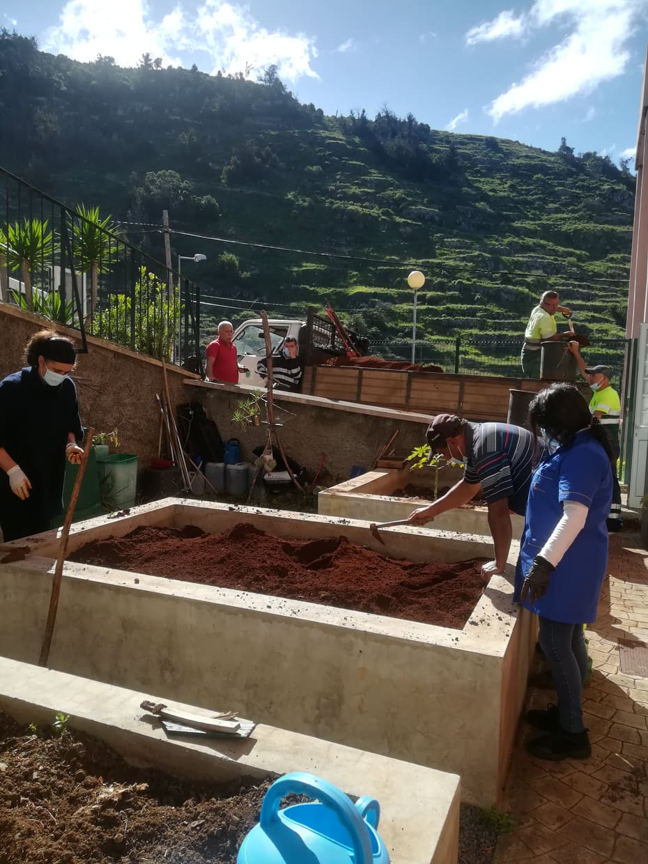 Reposição de Solo na Horta Bio, uma vez que tinha ocorrido um abatimento do solo dos canteiros.