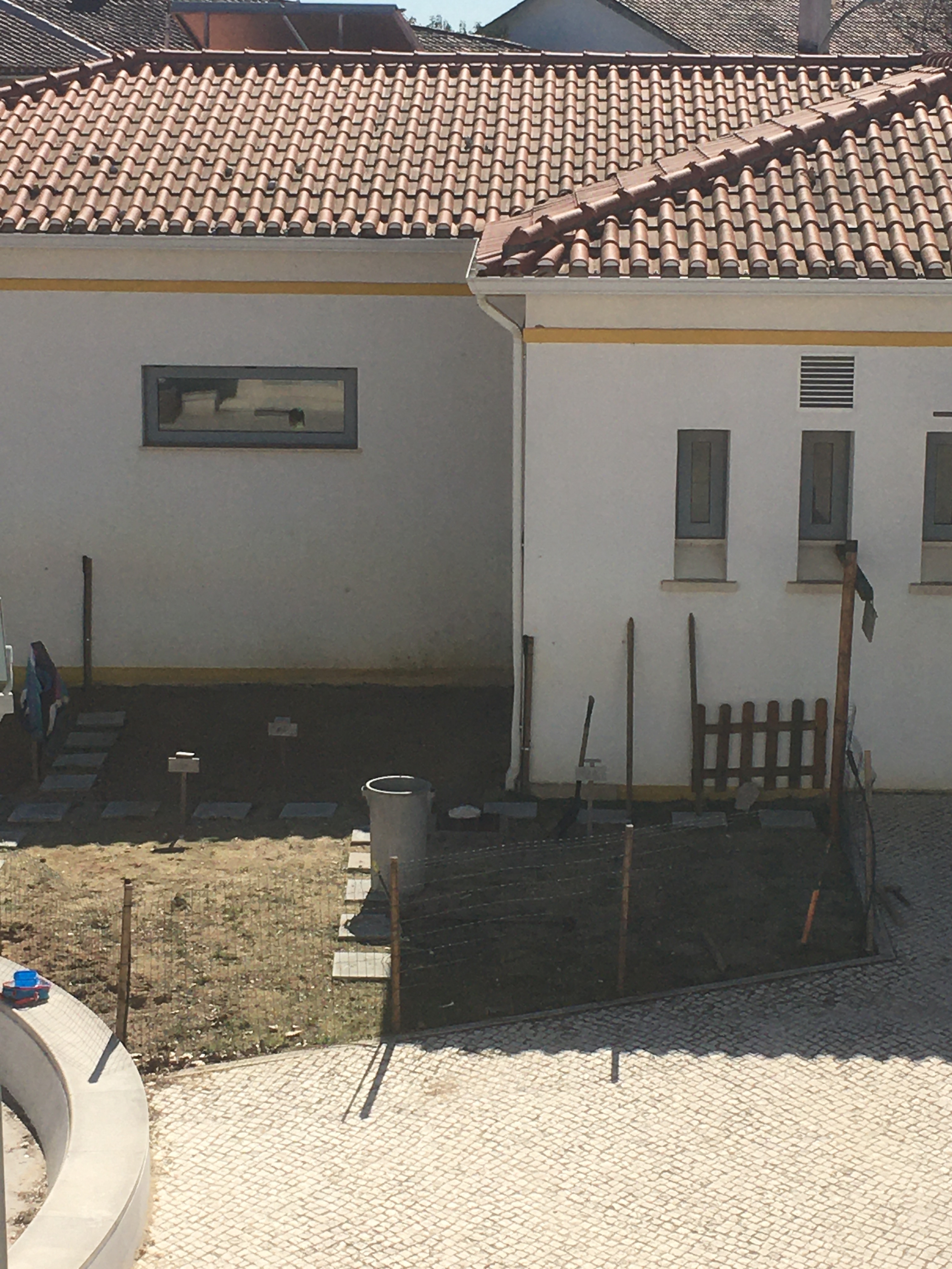 Preparação do terreno da horta já existente para as novas plantações.