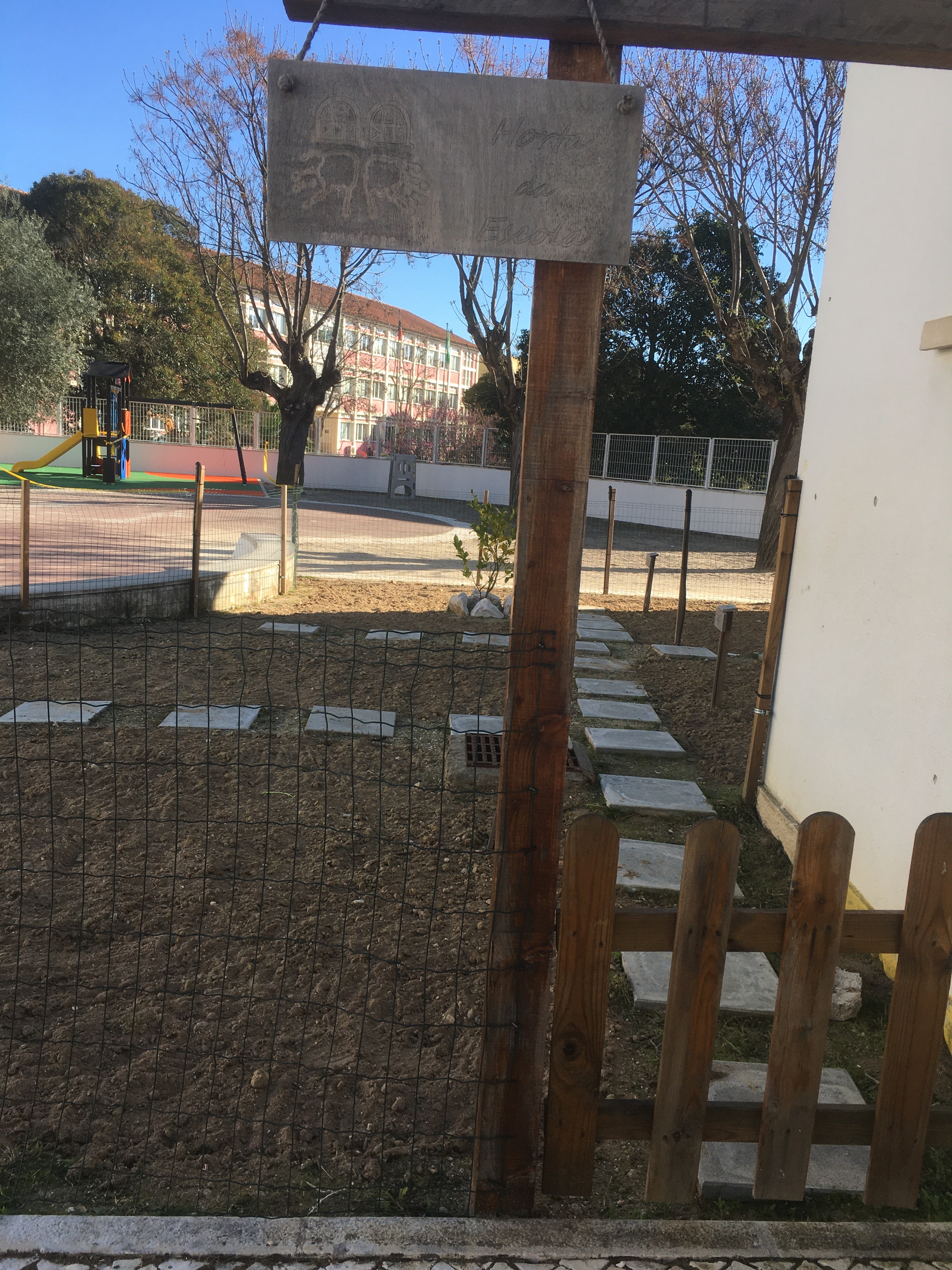 Preparação do terreno da horta já existente para as novas plantações.
