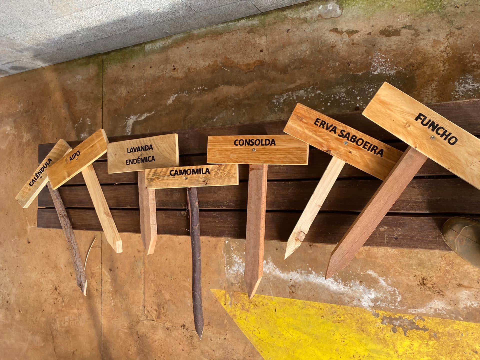 Algumas das muitas placas de identificação que construímos.