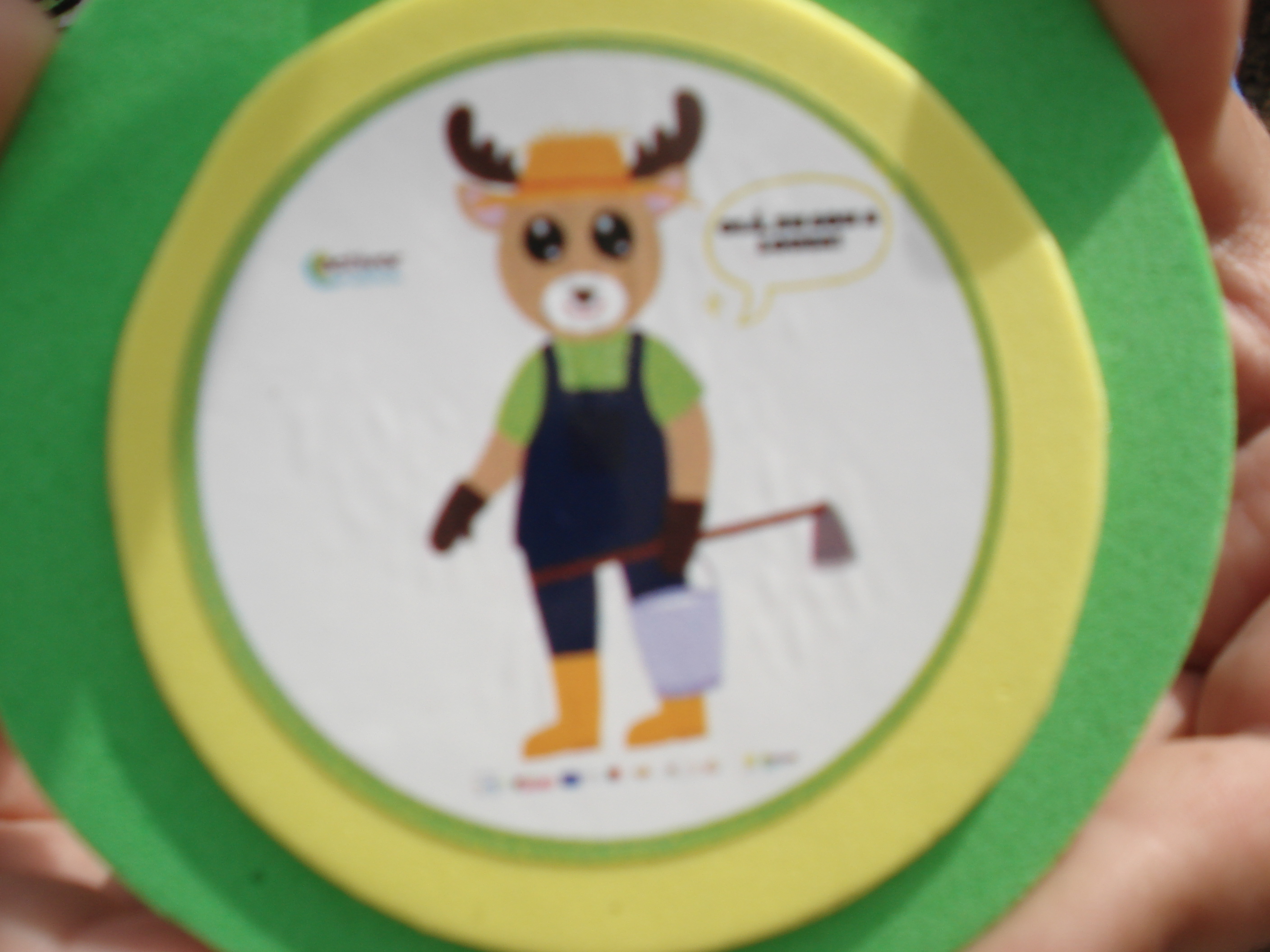 Medalha entregue pela mascote aos alunos que participam no projeto
