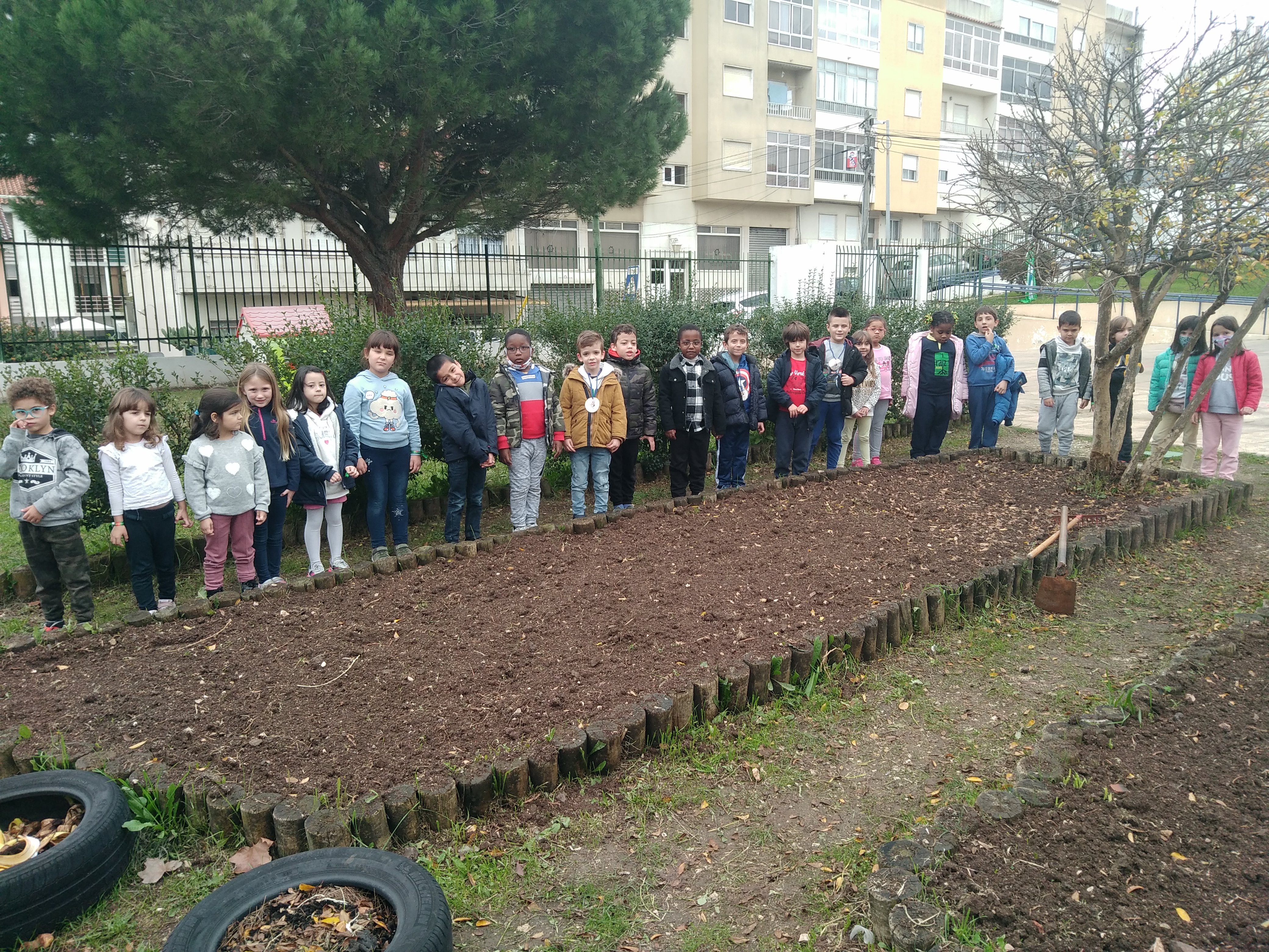 O nosso projeto começou aqui... Três canteiros e 3 grupos de alunos do 1.º ano desejando ver a vida a acontecer na horta.
