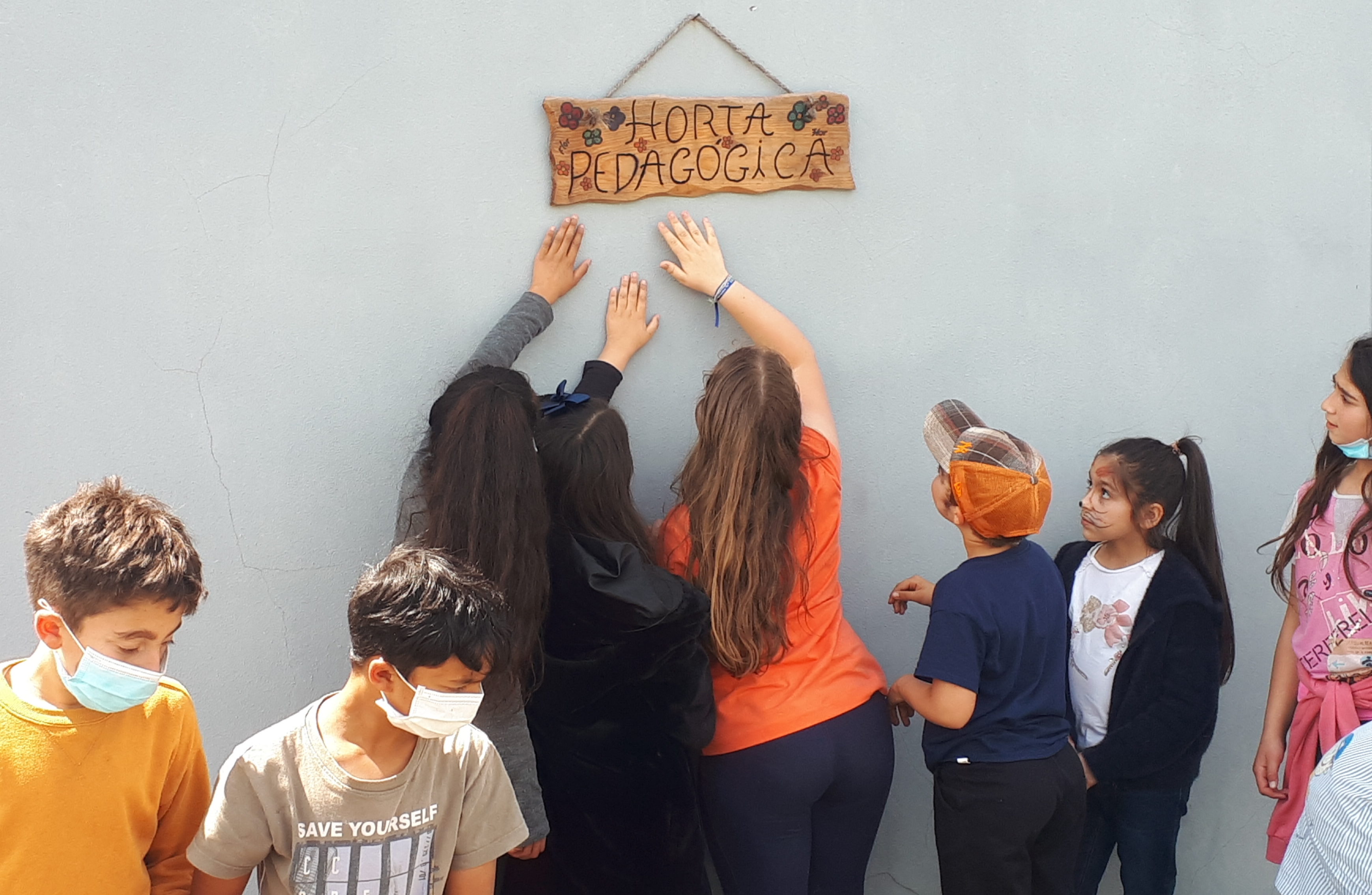 A identificação da nossa horta. A participação das famílias nesta etapa foi importante. Os pais construíram a placa para a nossa hortinha.