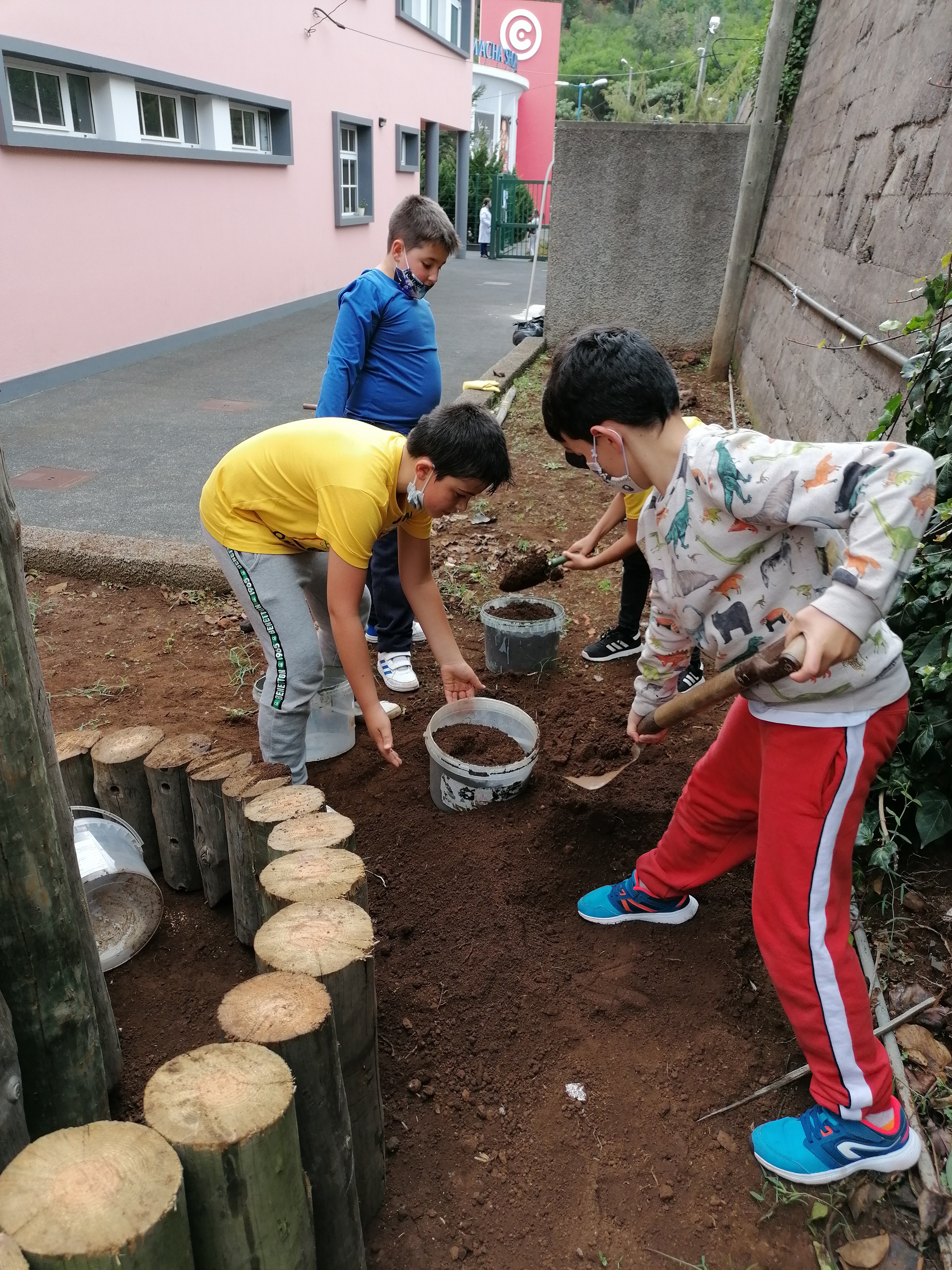 Espiral de ervas aromáticas

A estrutura da espiral foi elaborada por um encarregado de educação que veio montar após o horário laboral, devido ao plano de contigencia. O enchimento  da espiral foi feita com terra.