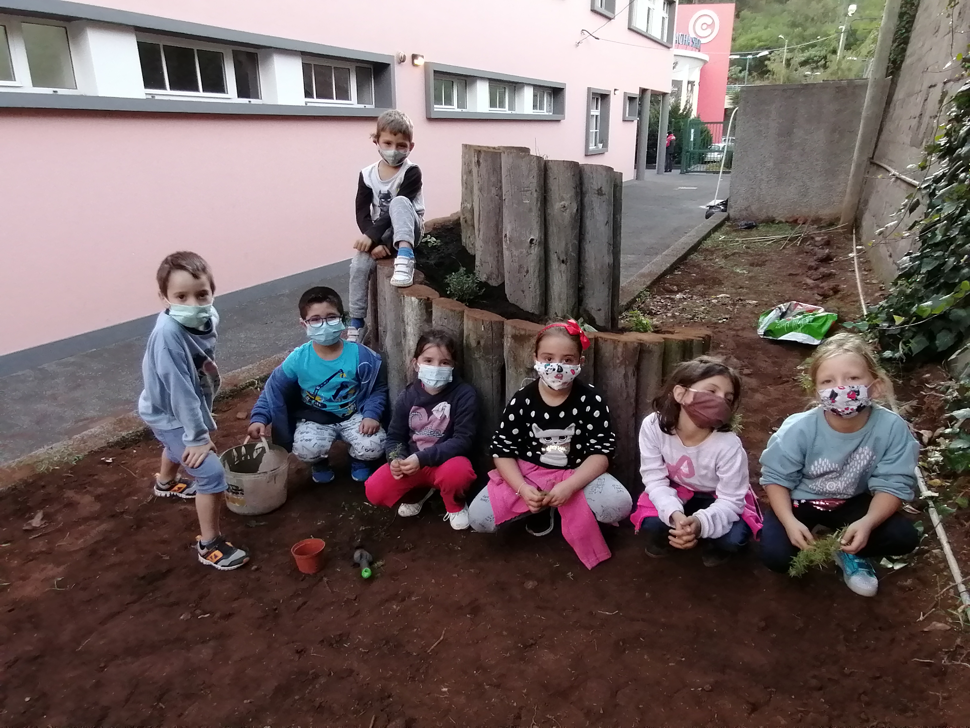Espiral de ervas aromáticas

Procedemos à coleta das plantas aromáticas espalhadas pelos jardins da escola  e à seleção das plantas que foram trazidas por vários elementos da comunidade educativa.