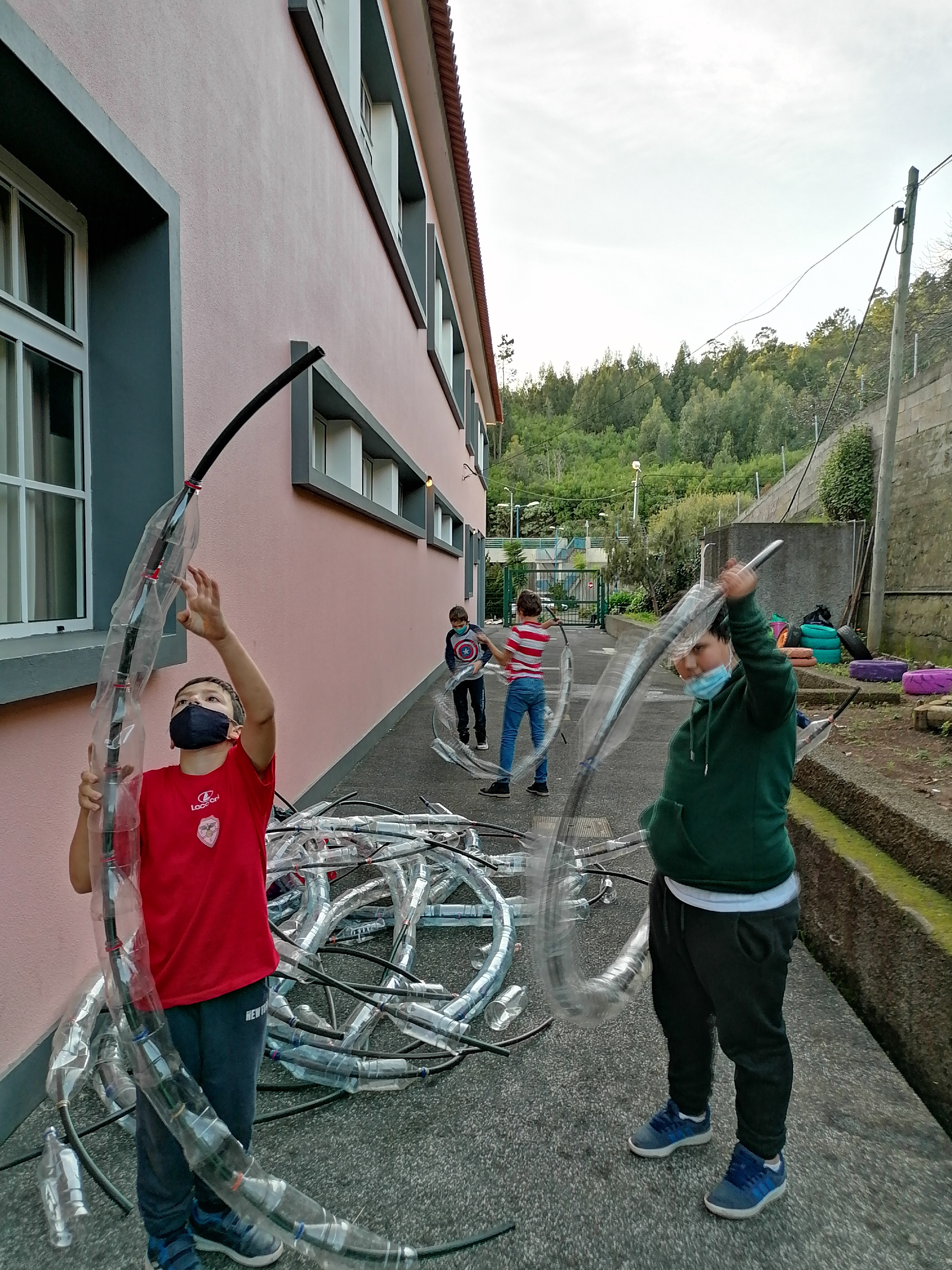 Construção da estufa

Durante vários dias, estivemos organizando as garrafas e enfiando nos tubos para criar a estrutura da estufa.