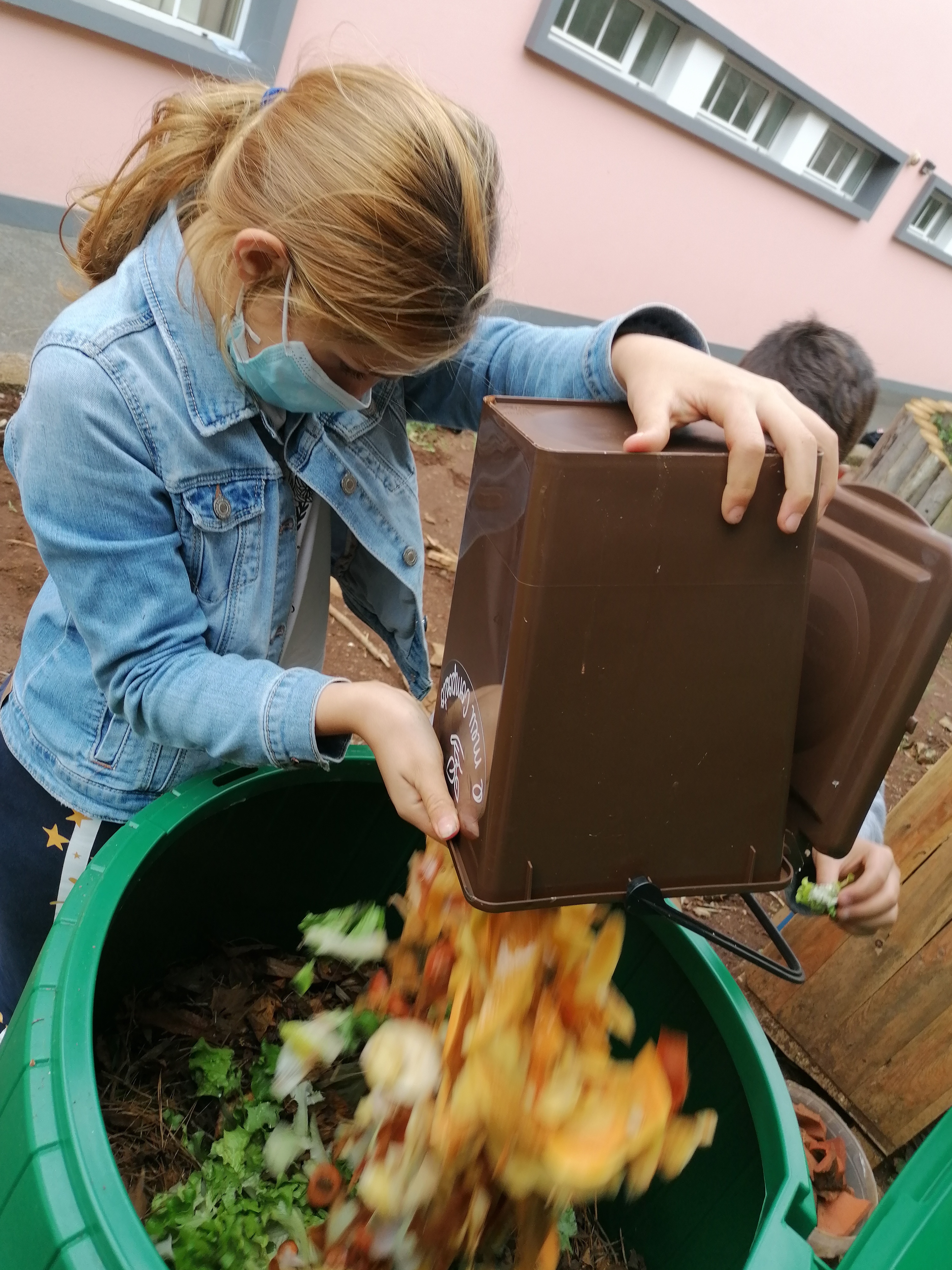 Compostor
Os alunos do 4.º ano são responsáveis por trazer, diariamente, da cozinha  as cascas dos alimentos vindos ca cozinha da escola. quando é feita a manutenção dos jardins utilizamos os  secos resultantes da limpeza das zonas verdes da escola.