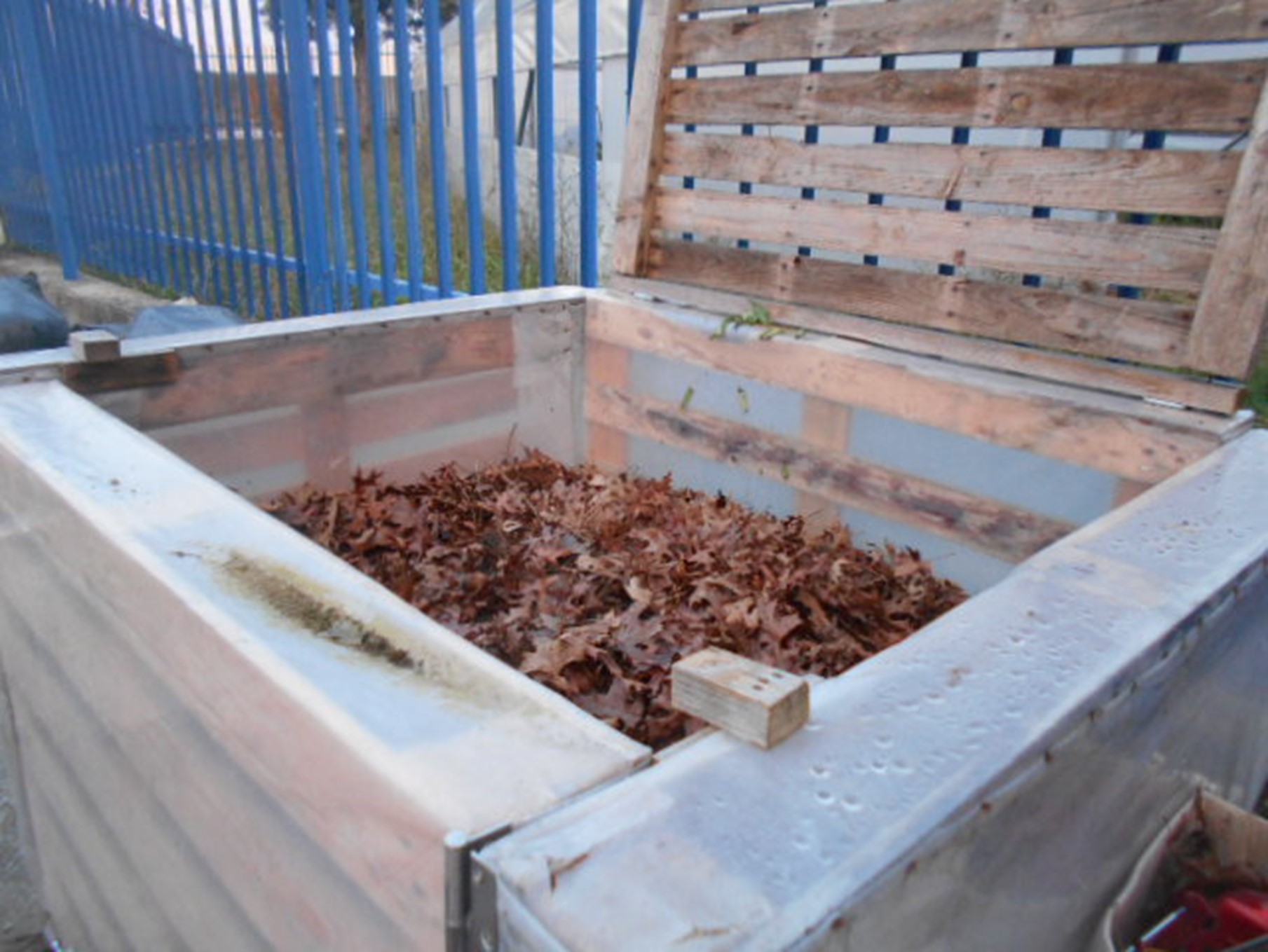 Nos meses janeiro a março, estado os alnos em casa, na escola construiu-se  um compositor e começou-se um processo de compostagem envolvendo a comunidade escolar
Plantou-se tomates, alfaces, e batata doce e fez-se a segunda feirinha da horta