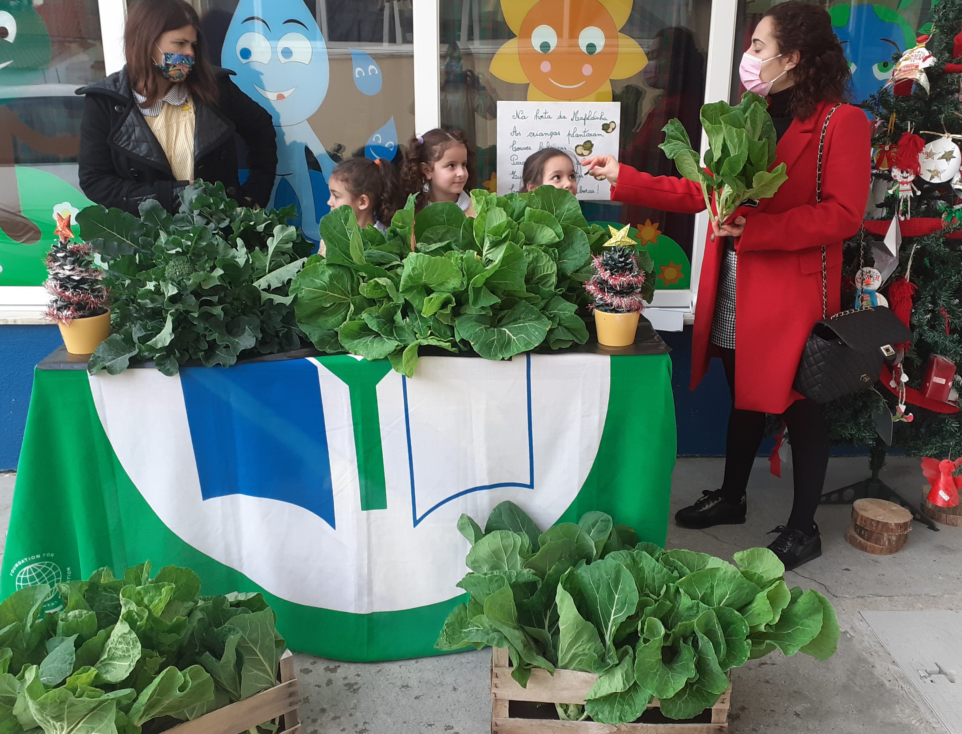 5- Venda dos produtos horticolas no "Mercadinho de Natal" no espaço exterior do Infantário.
