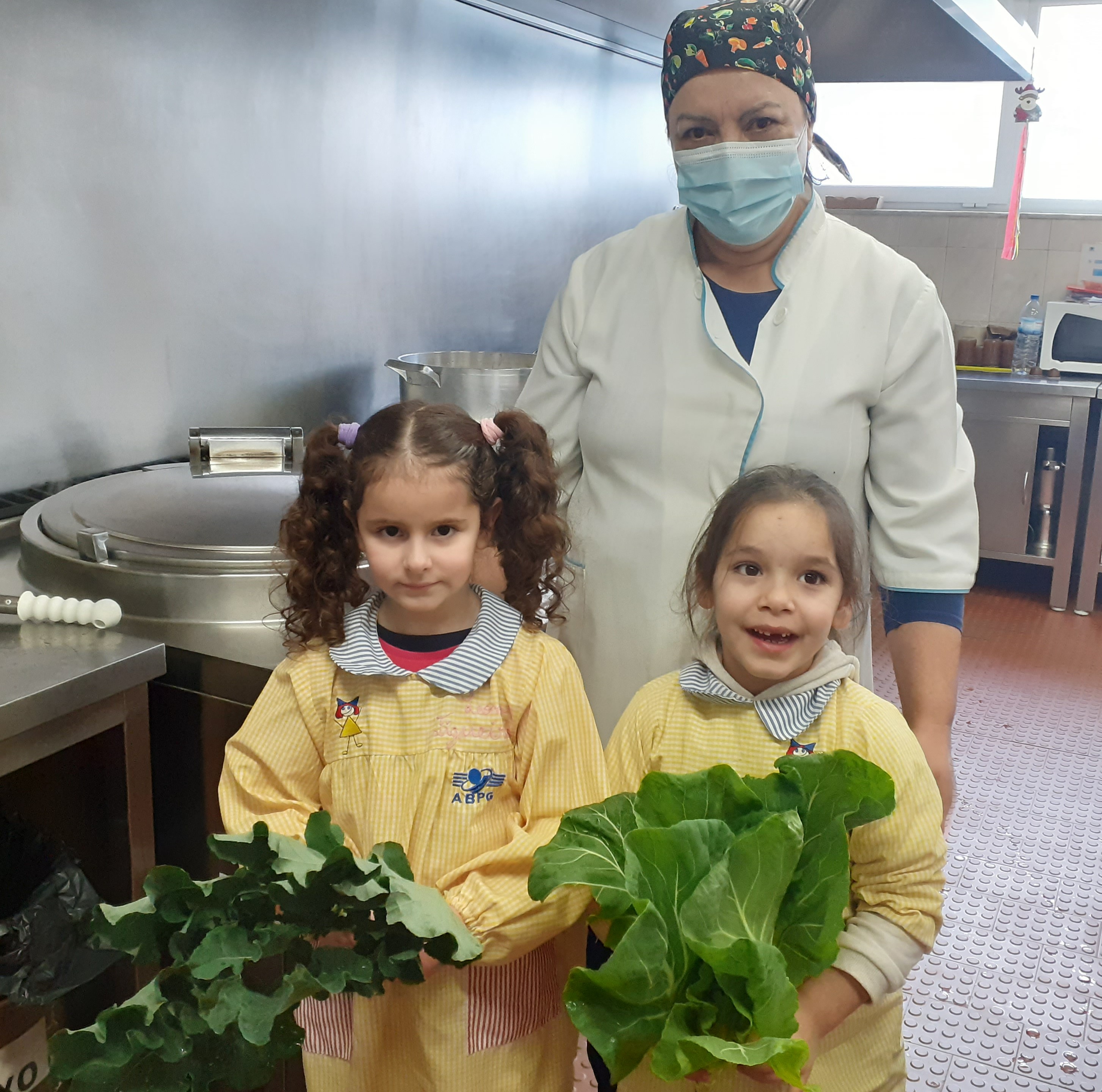 6- Entrega das couves e brócolos à cozinheira, para confecionar a sopa para o almoço.