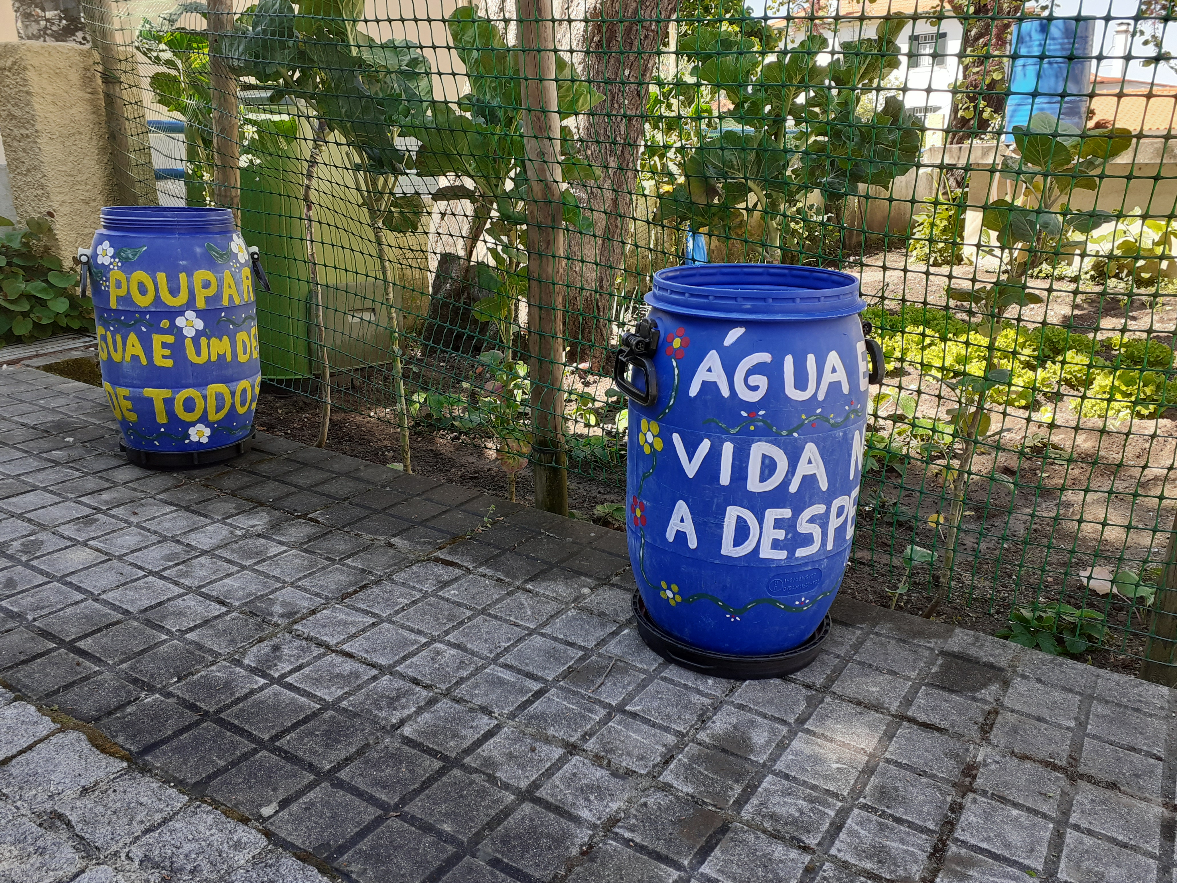 Reservatórios para a captação de águas pluviais.