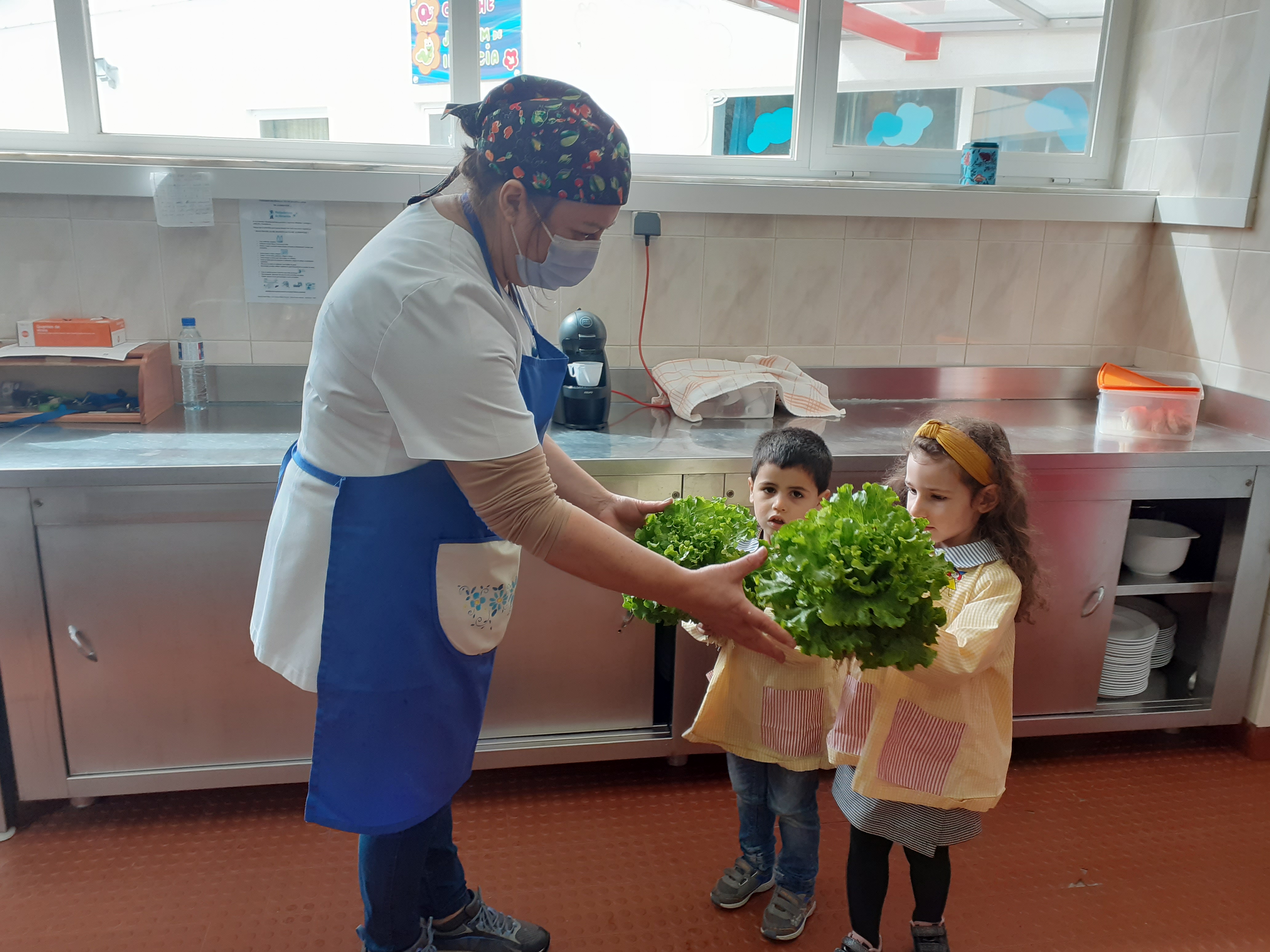 Entrega das alfaces à D. Lina (cozinheira do Infantário), para serem consumidas ao almoço.