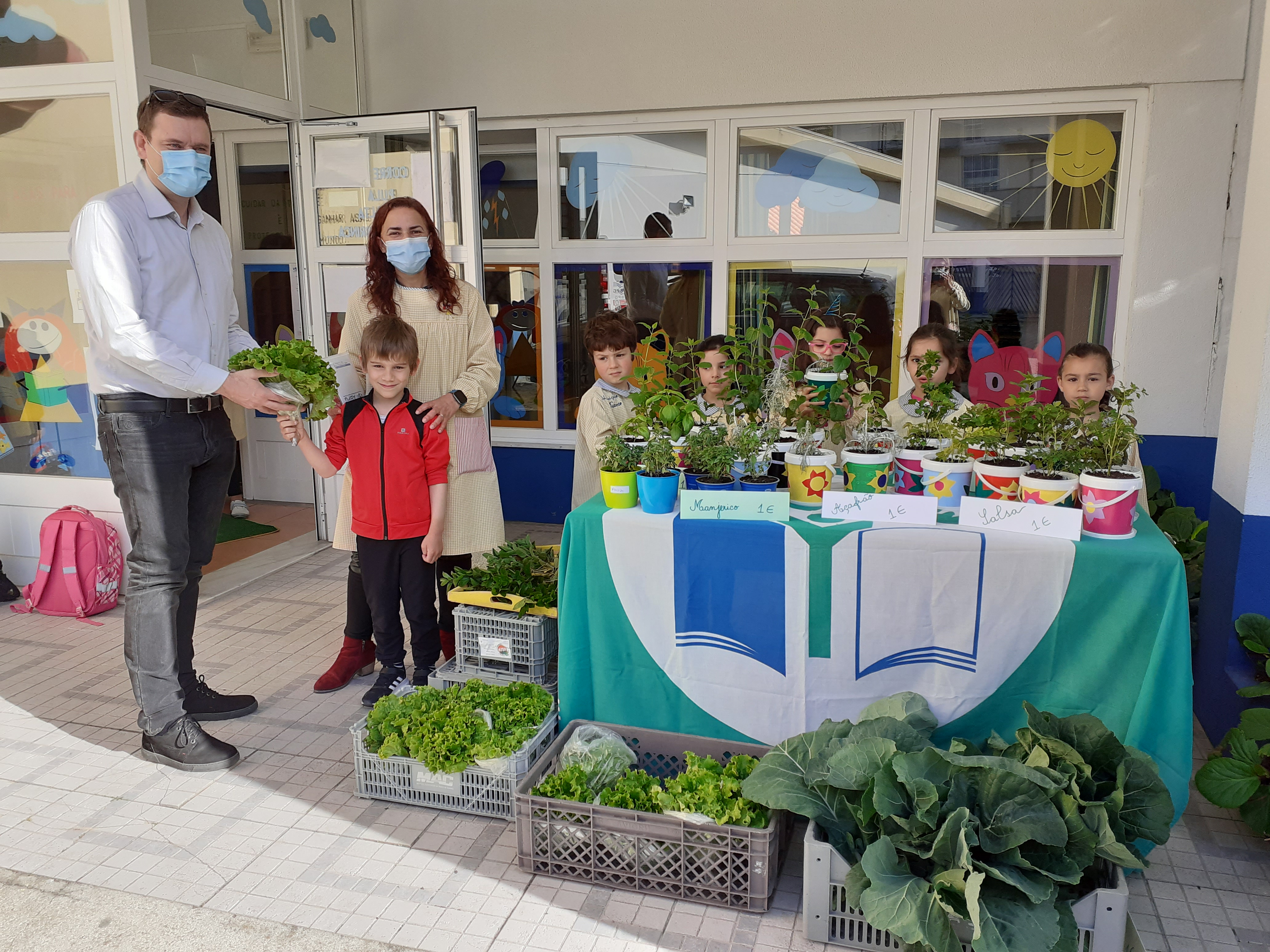 Neste Mercadinho da Primavera tivemos a participação dos Encarregados de Educação e da comunidade educativa.