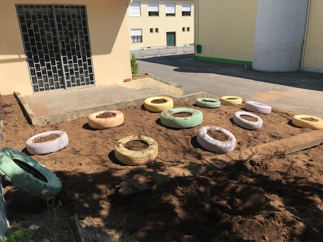 Construção do 1º espaço da horta com a colocação dos pneus.