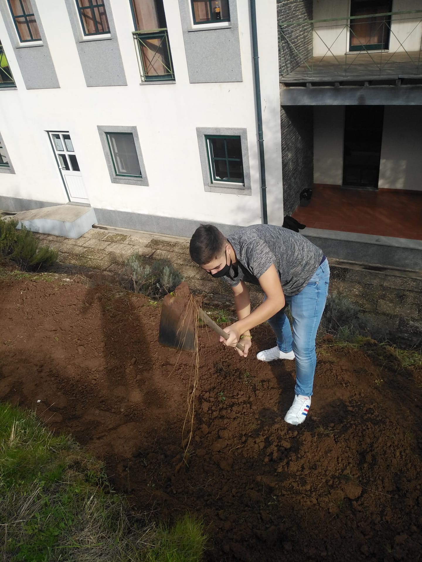Aluno a preparar a terra