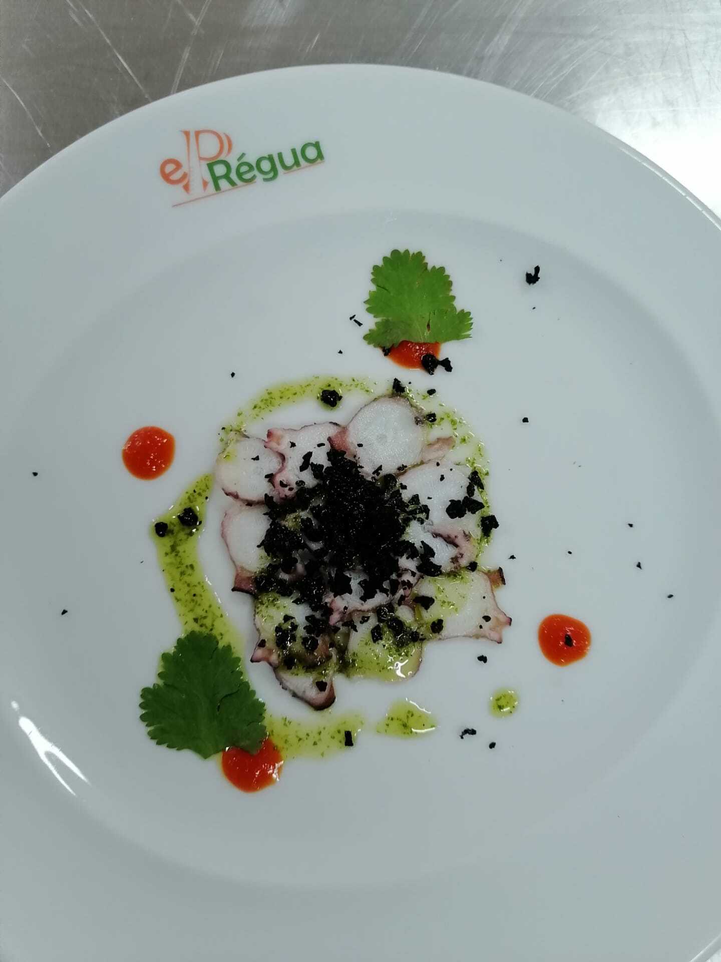 Decoração de pratos utilizando coentros da Horta Bio